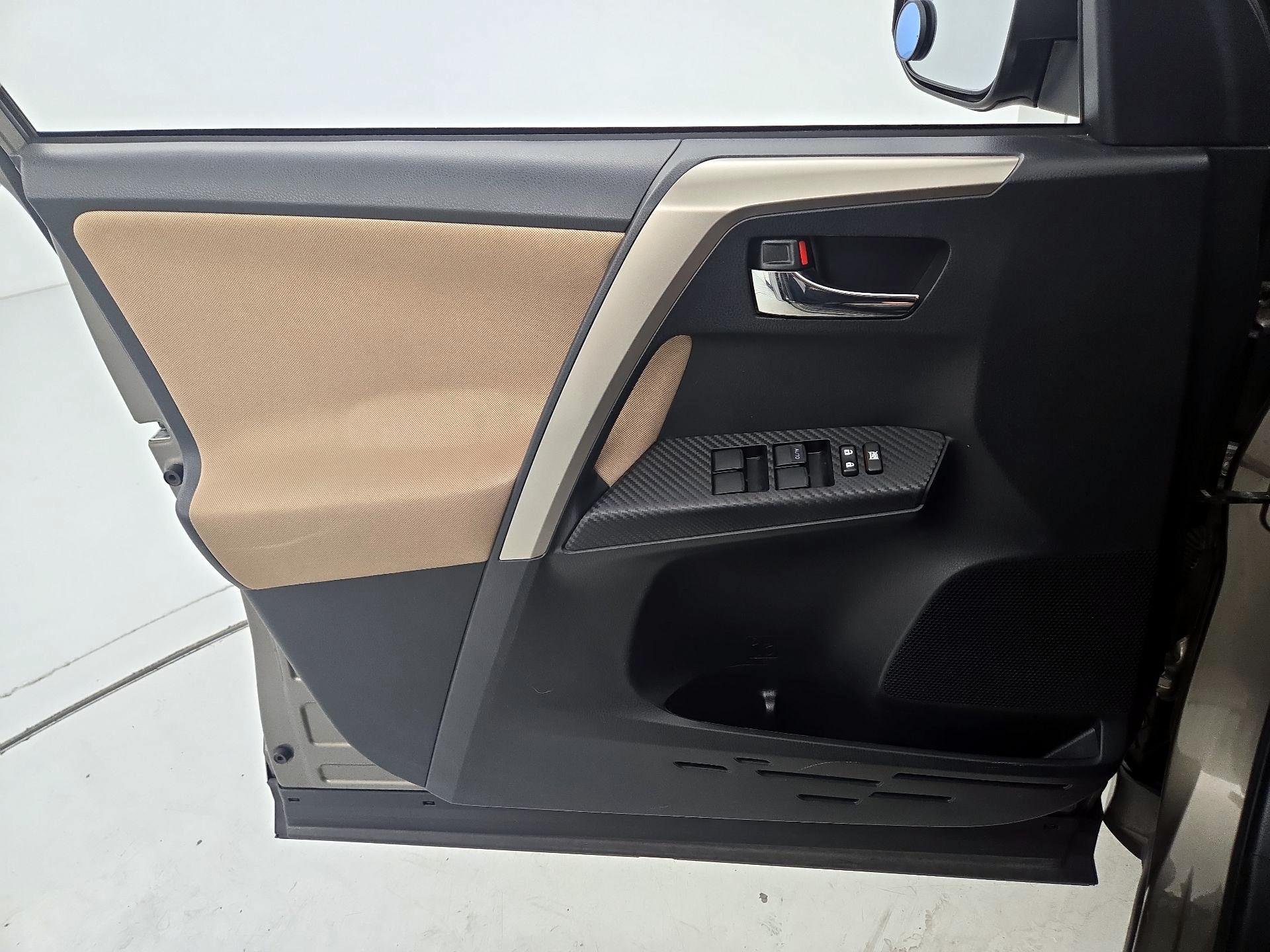 Thumbnail: 2015 Toyota RAV4 - 12