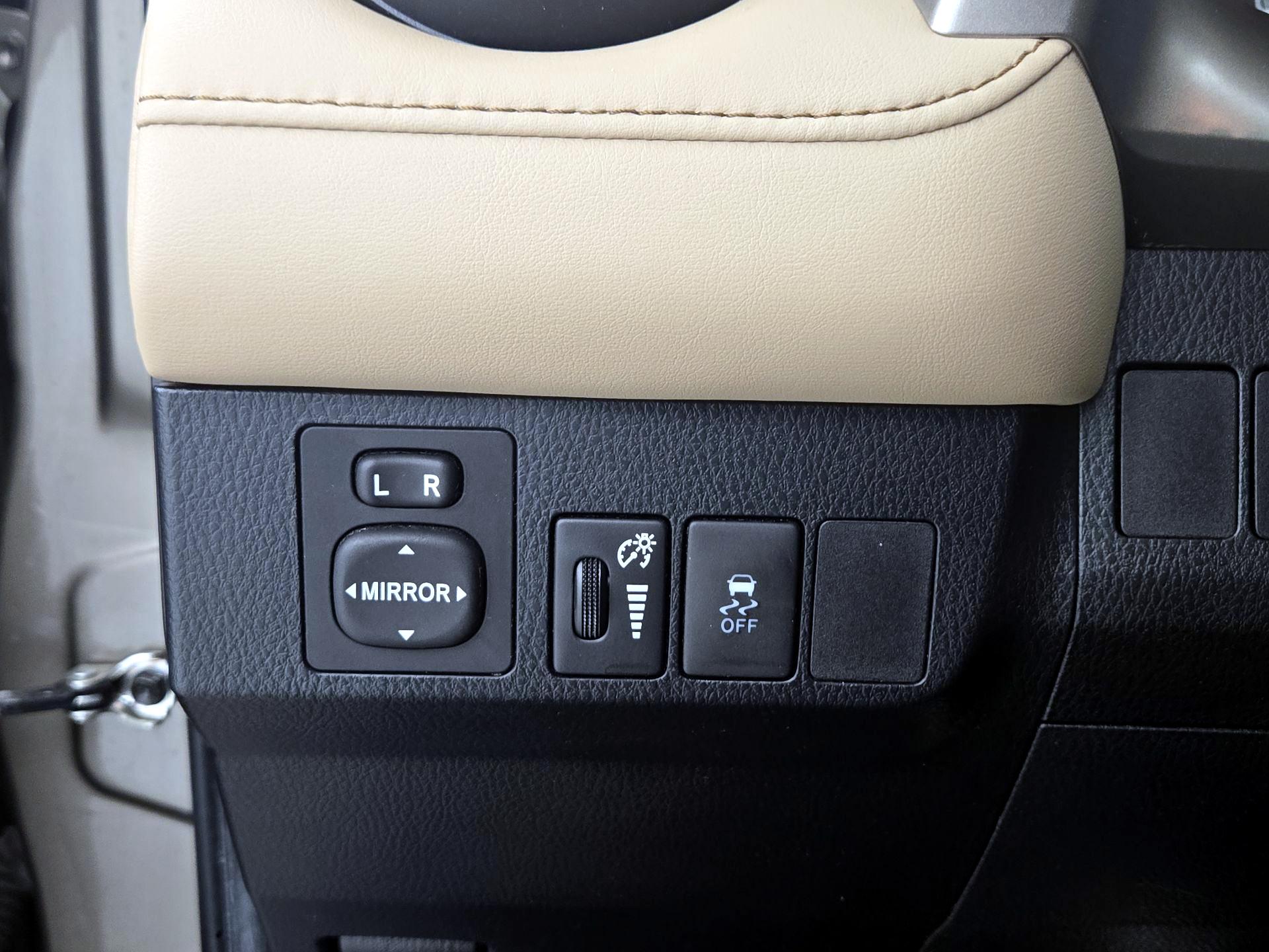 Thumbnail: 2015 Toyota RAV4 - 13