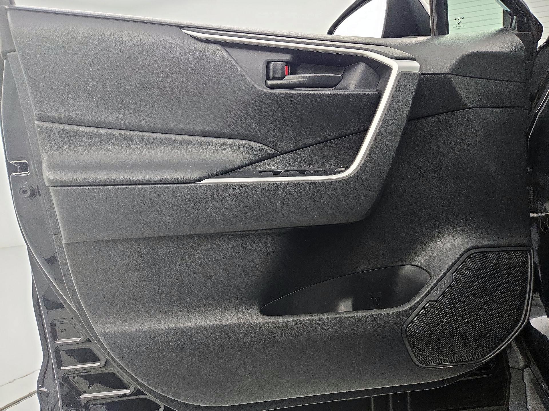 Thumbnail: 2020 Toyota RAV4 - 12