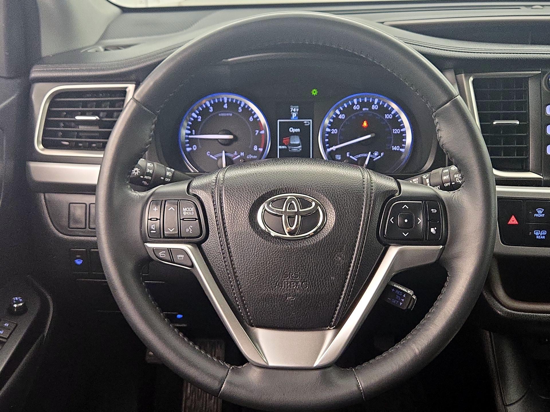 Thumbnail: 2014 Toyota Highlander - 10