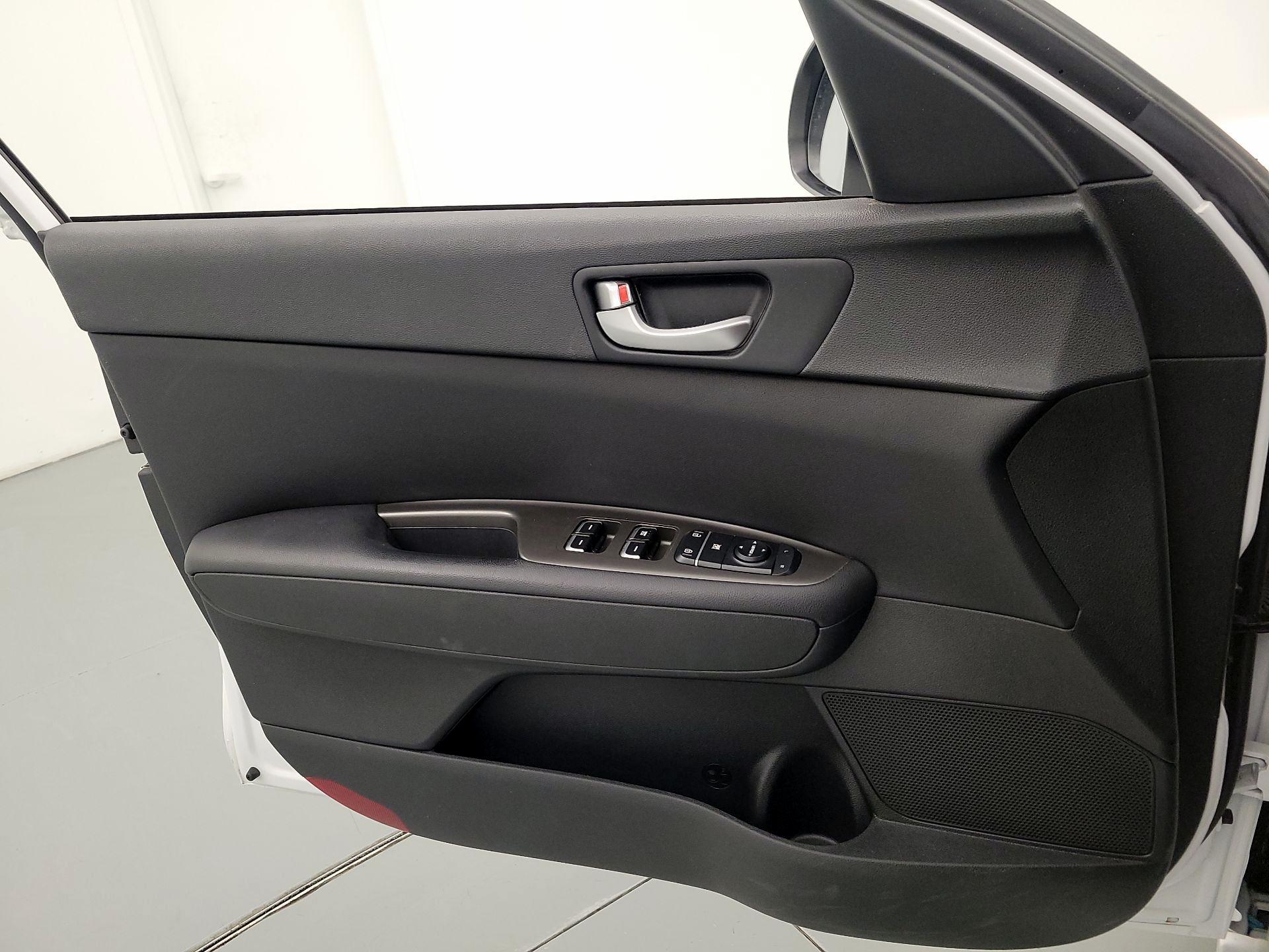 Thumbnail: 2020 Kia Optima - 12