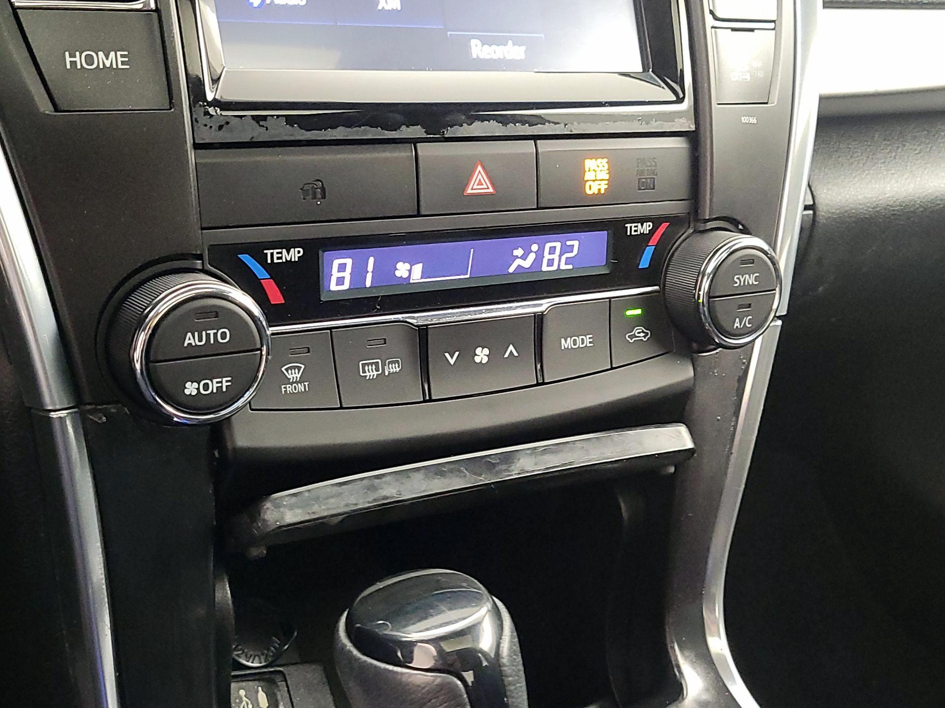 Thumbnail: 2015 Toyota Camry - 16