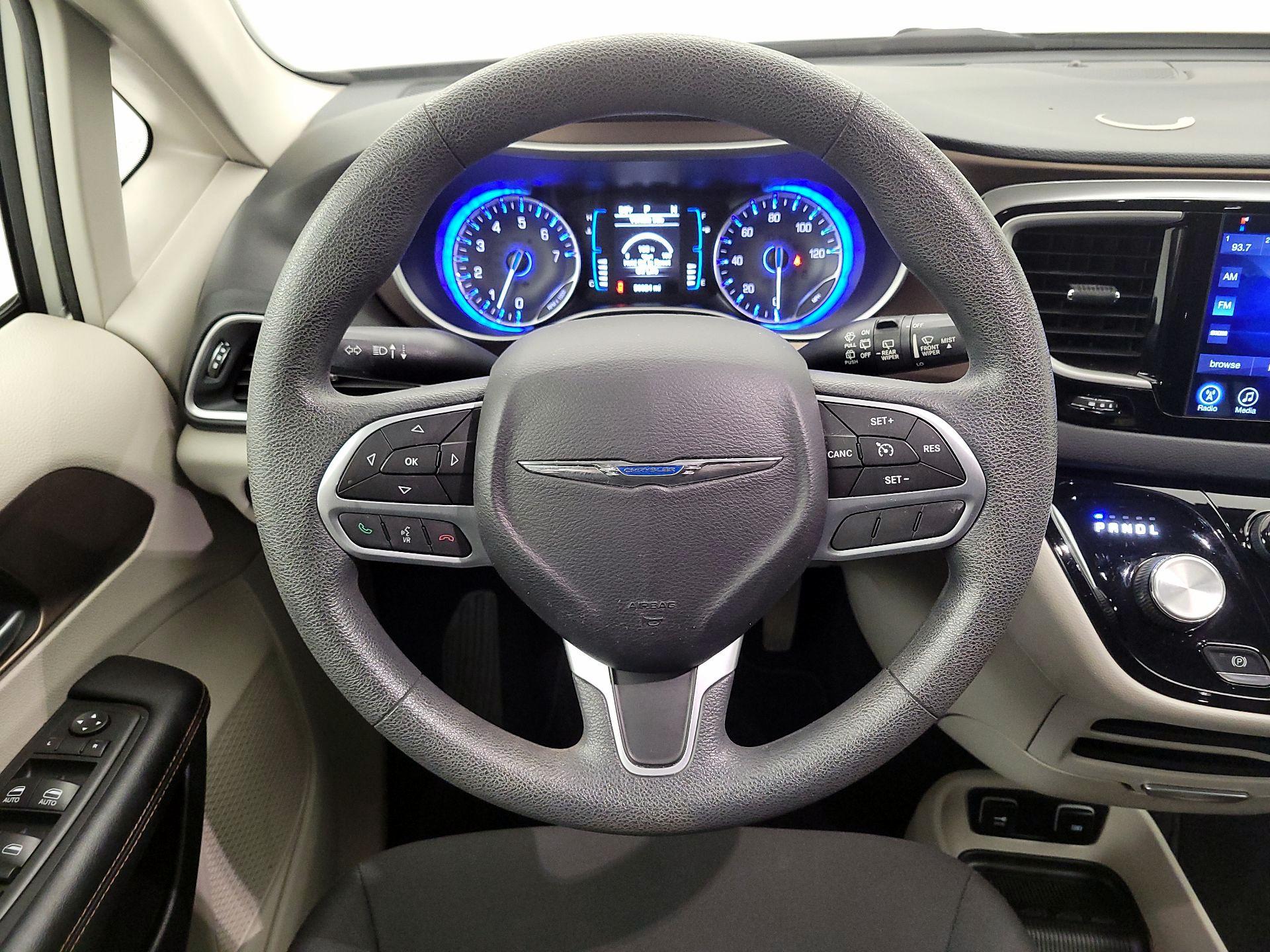 Thumbnail: 2017 Chrysler Pacifica - 10