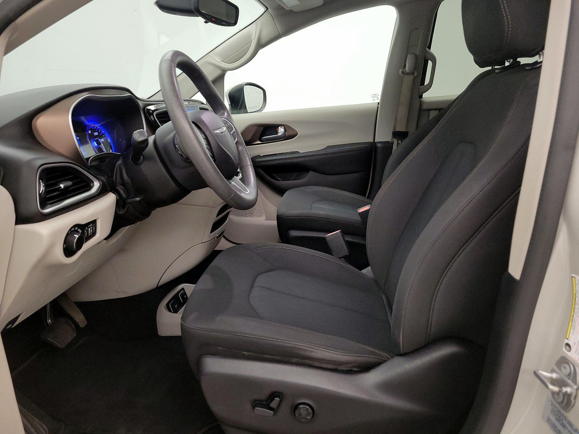 Thumbnail: 2017 Chrysler Pacifica - 11