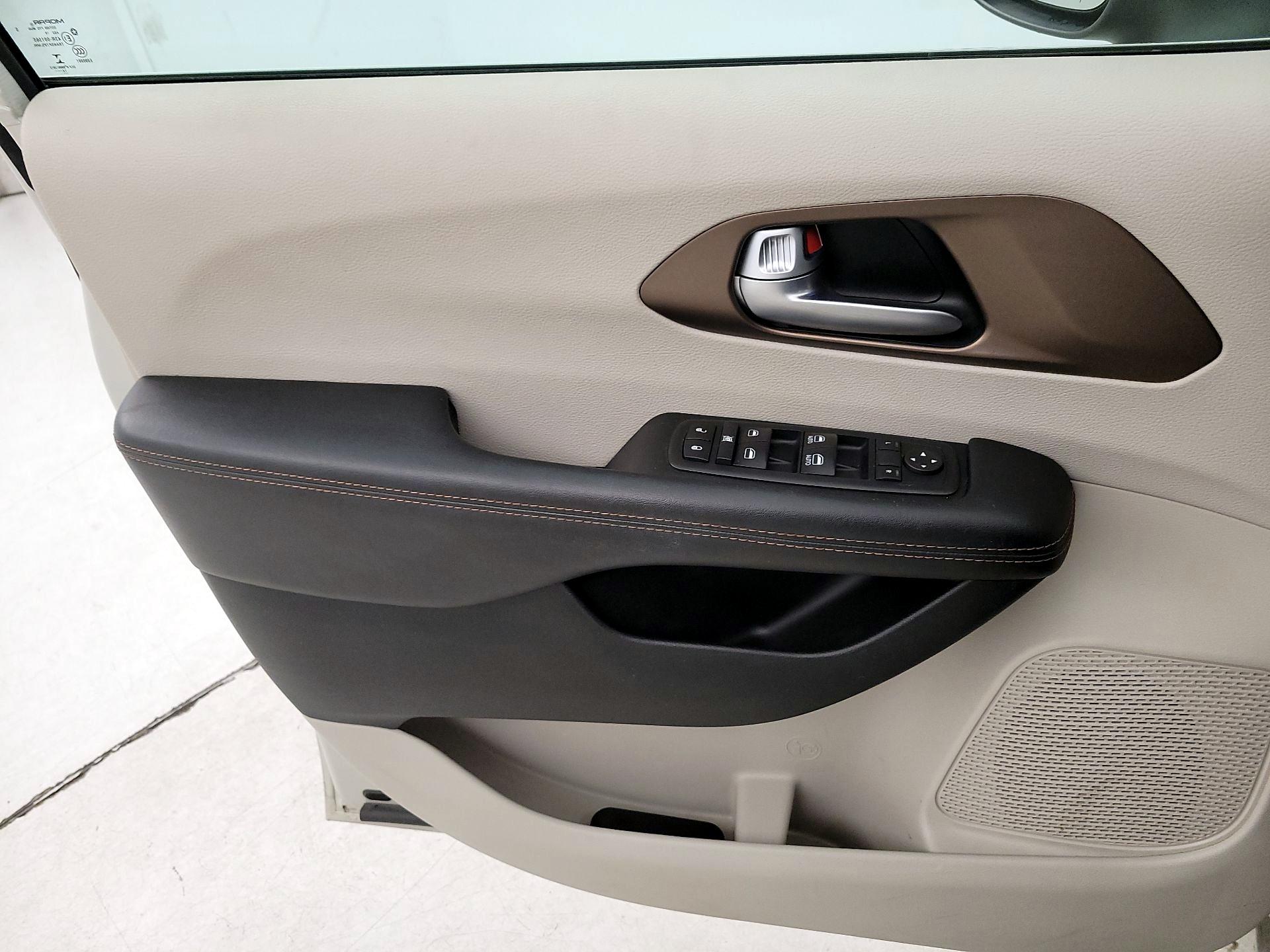 Thumbnail: 2017 Chrysler Pacifica - 12