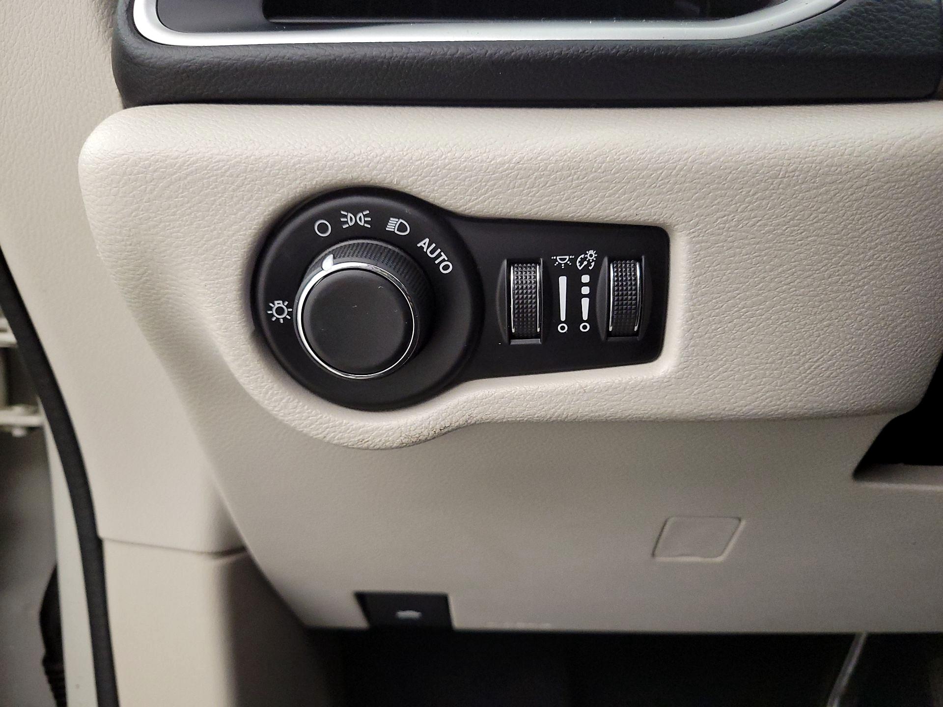 Thumbnail: 2017 Chrysler Pacifica - 13