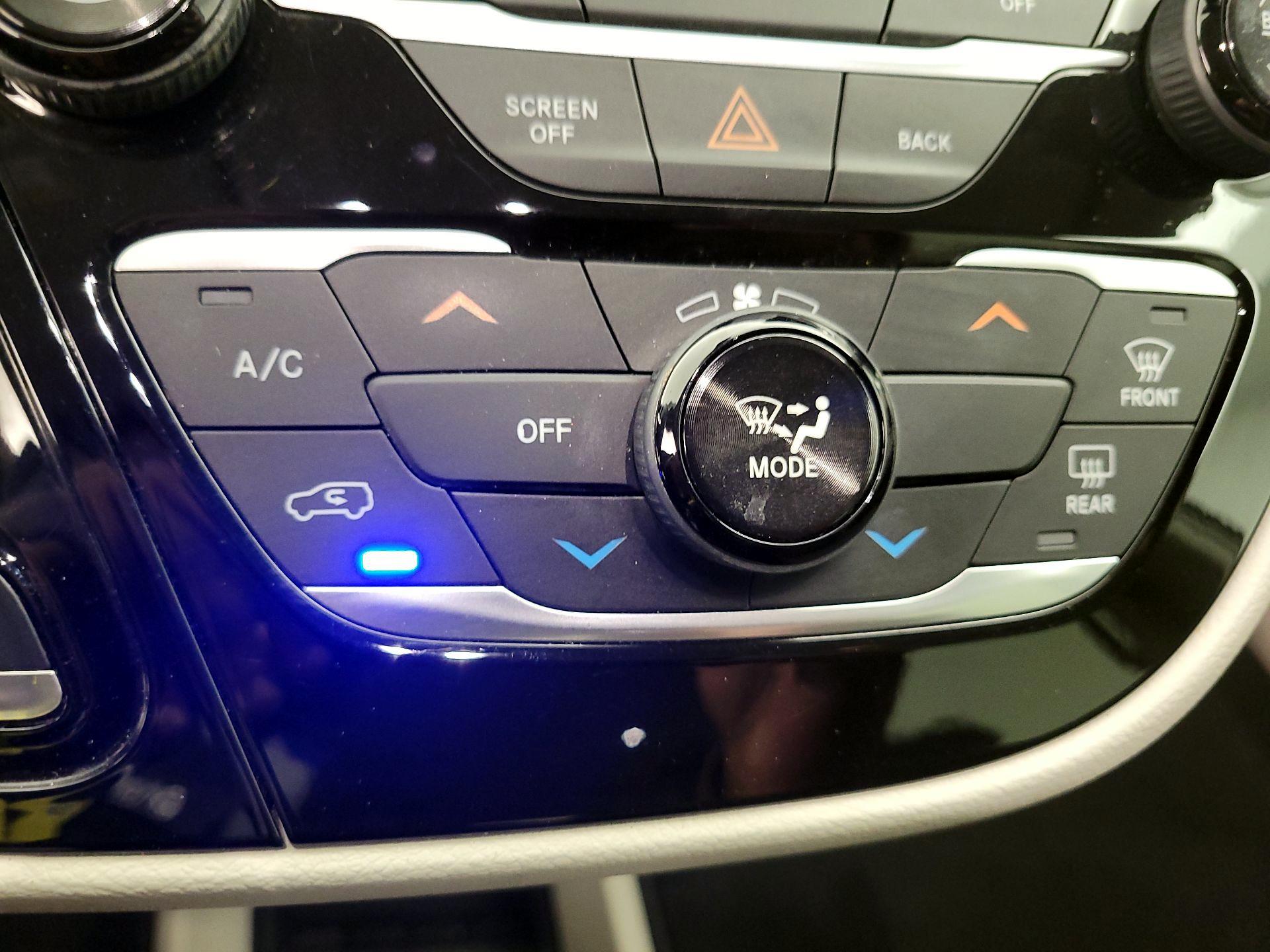 Thumbnail: 2017 Chrysler Pacifica - 16