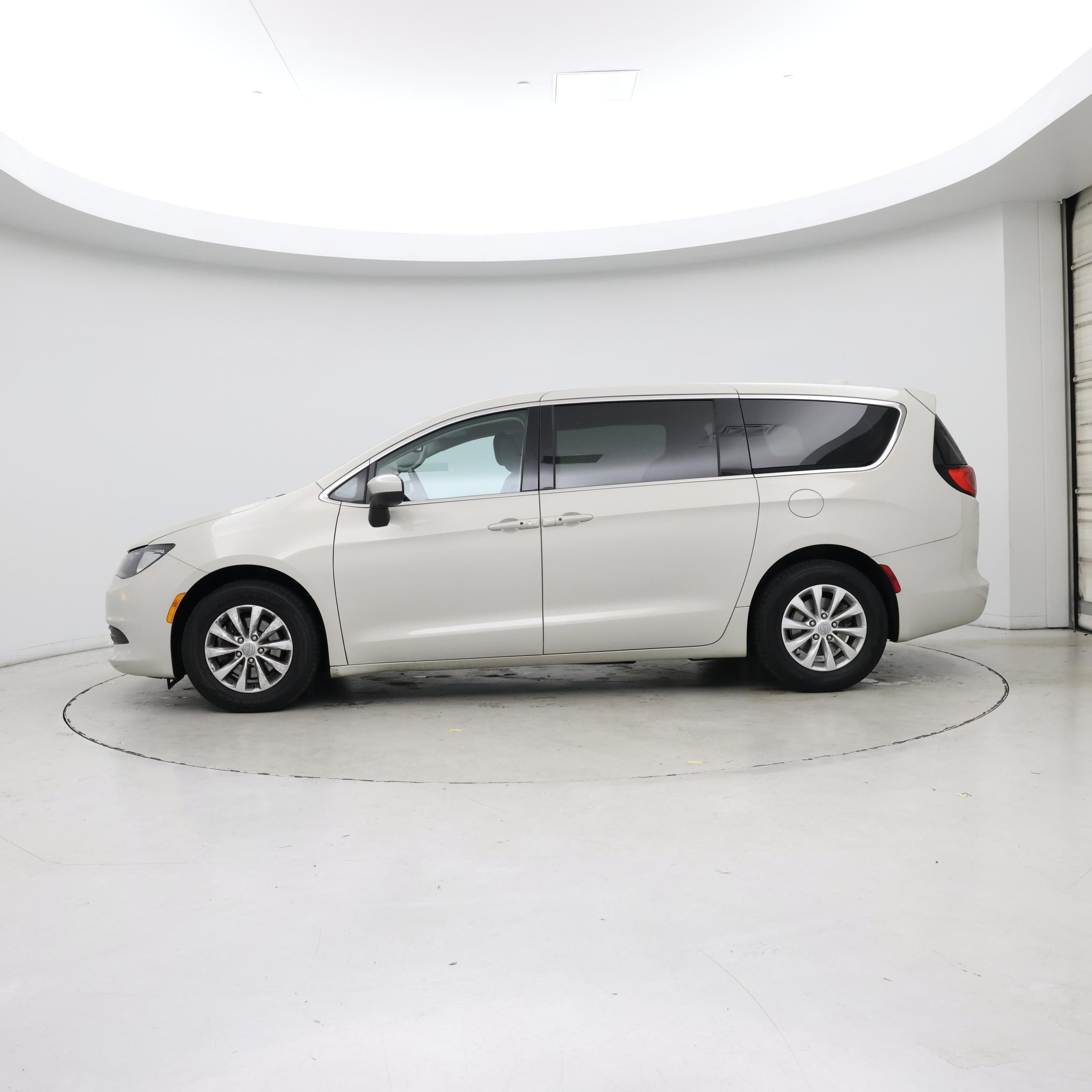 Thumbnail: 2017 Chrysler Pacifica - 3