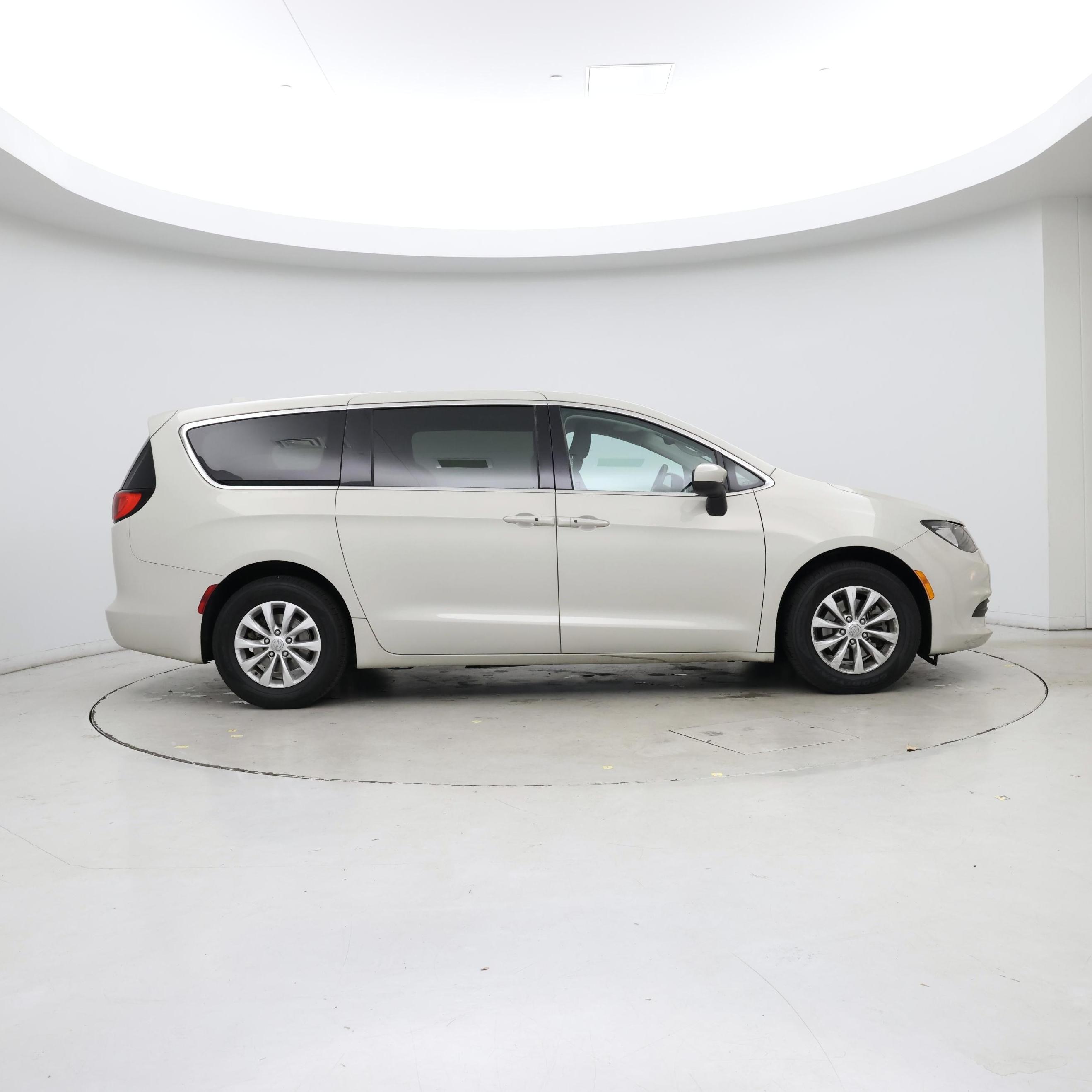 Thumbnail: 2017 Chrysler Pacifica - 7