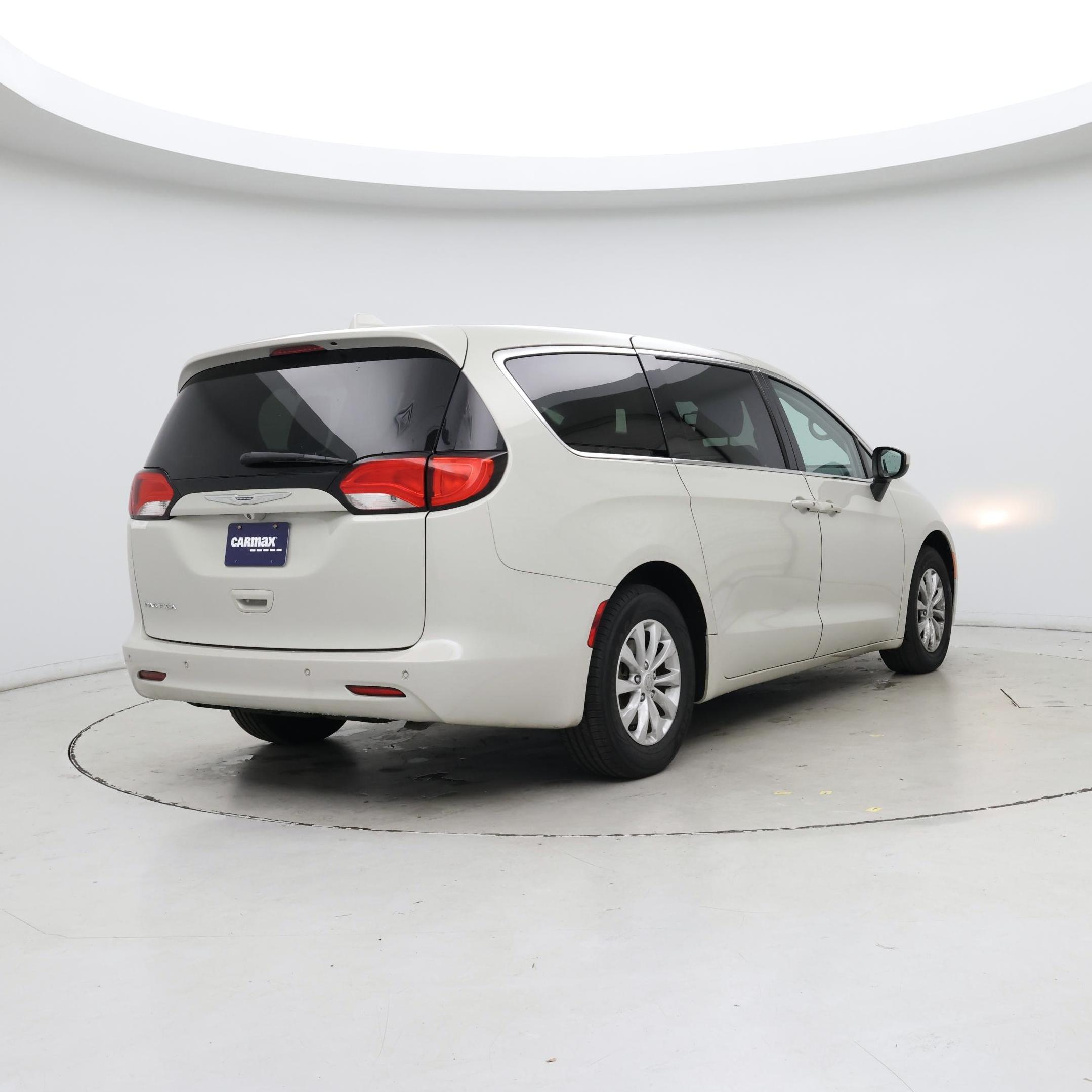 Thumbnail: 2017 Chrysler Pacifica - 8