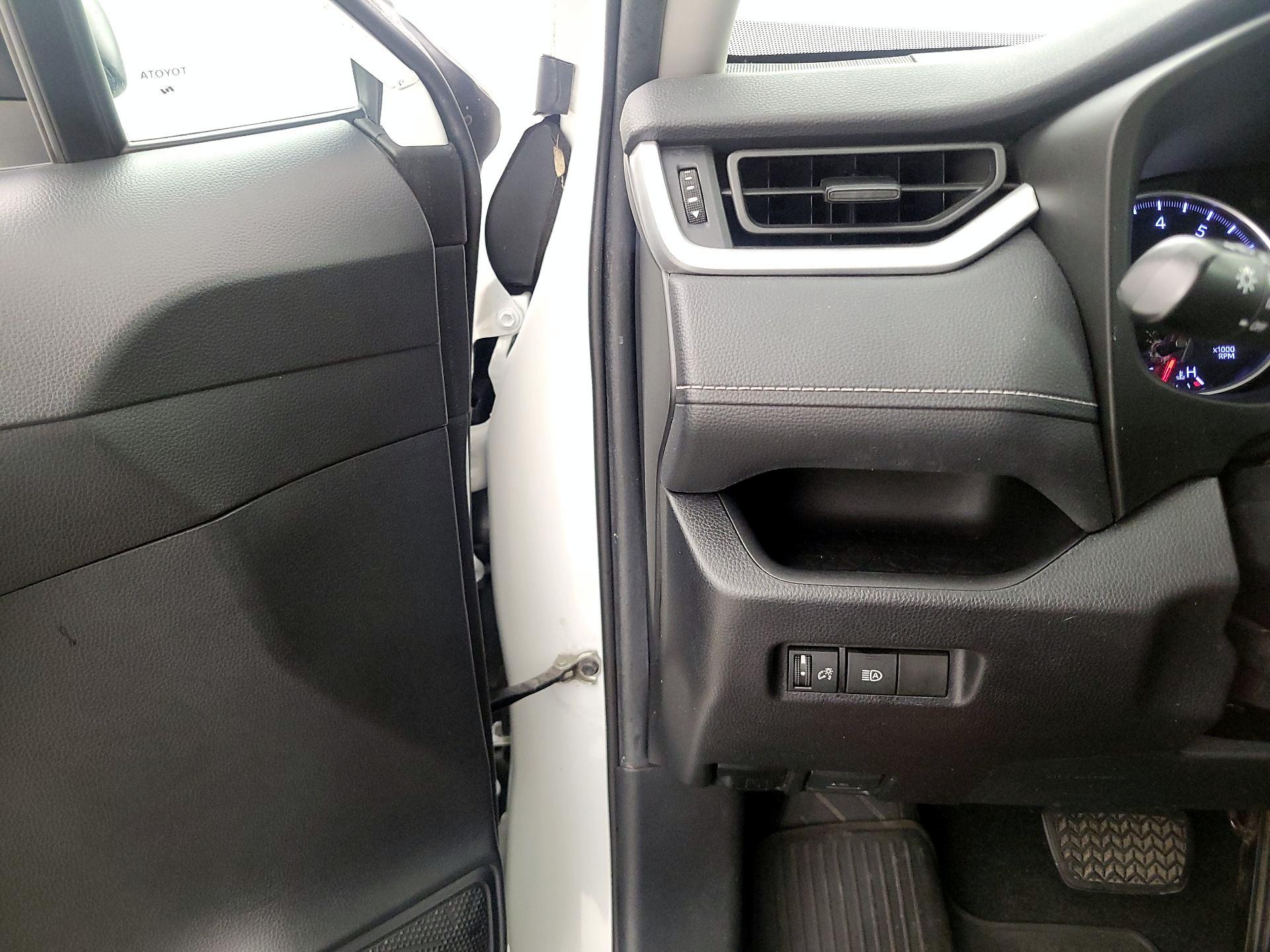 Thumbnail: 2019 Toyota RAV4 - 13