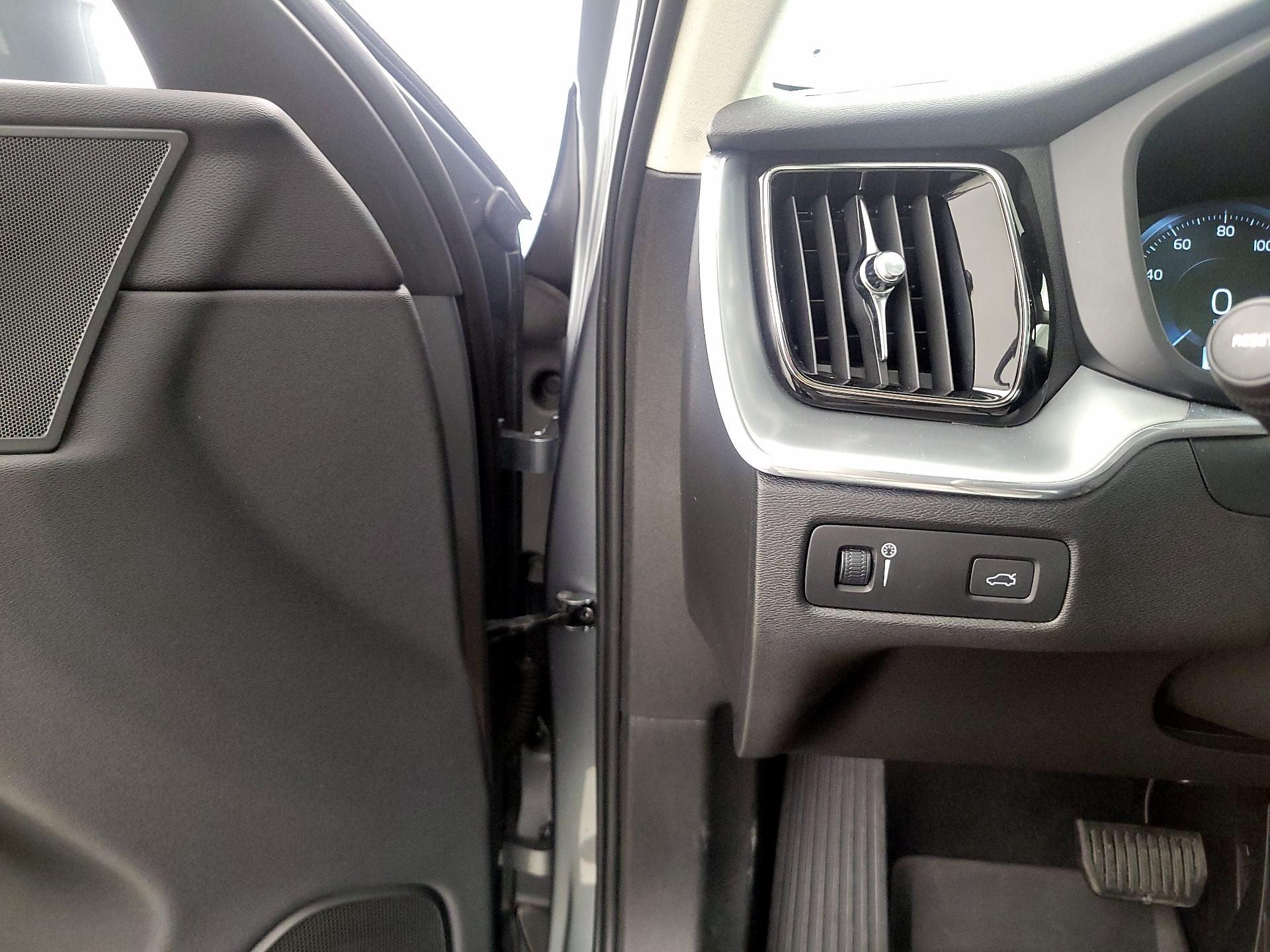 Thumbnail: 2018 Volvo XC60 - 13