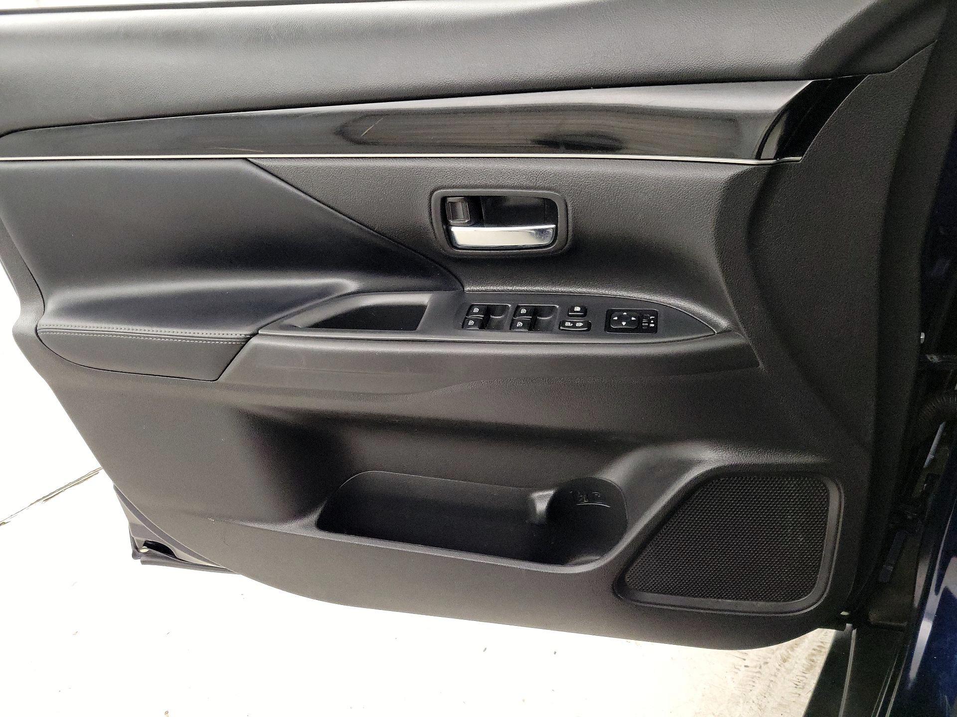 Thumbnail: 2019 Mitsubishi Outlander - 12