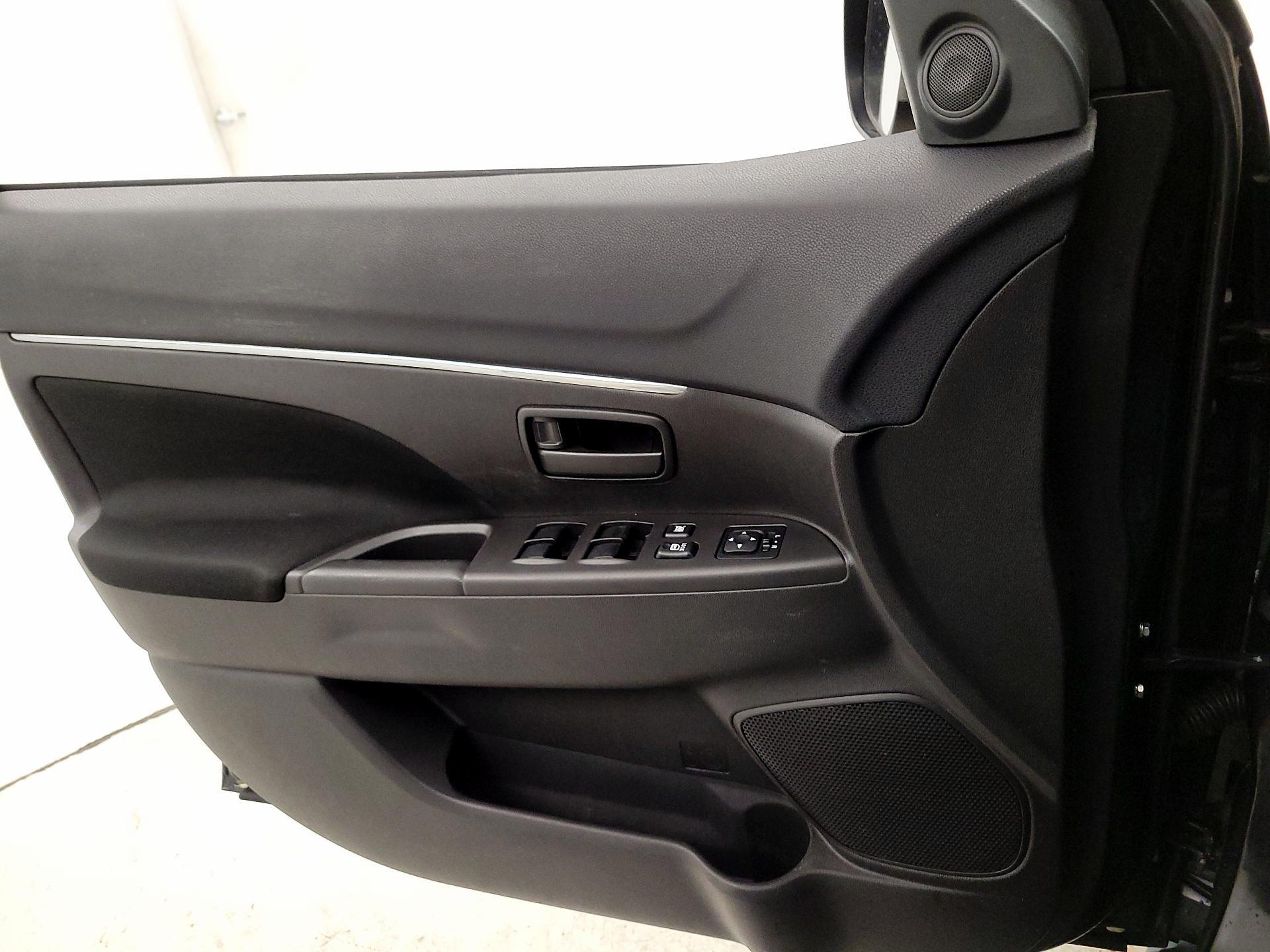 Thumbnail: 2015 Mitsubishi Outlander Sport - 12