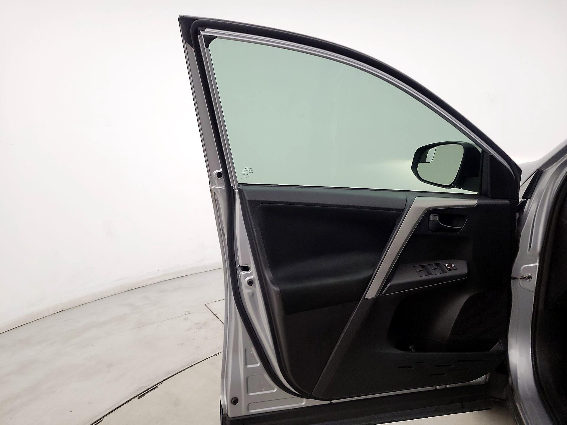 Thumbnail: 2016 Toyota RAV4 - 12