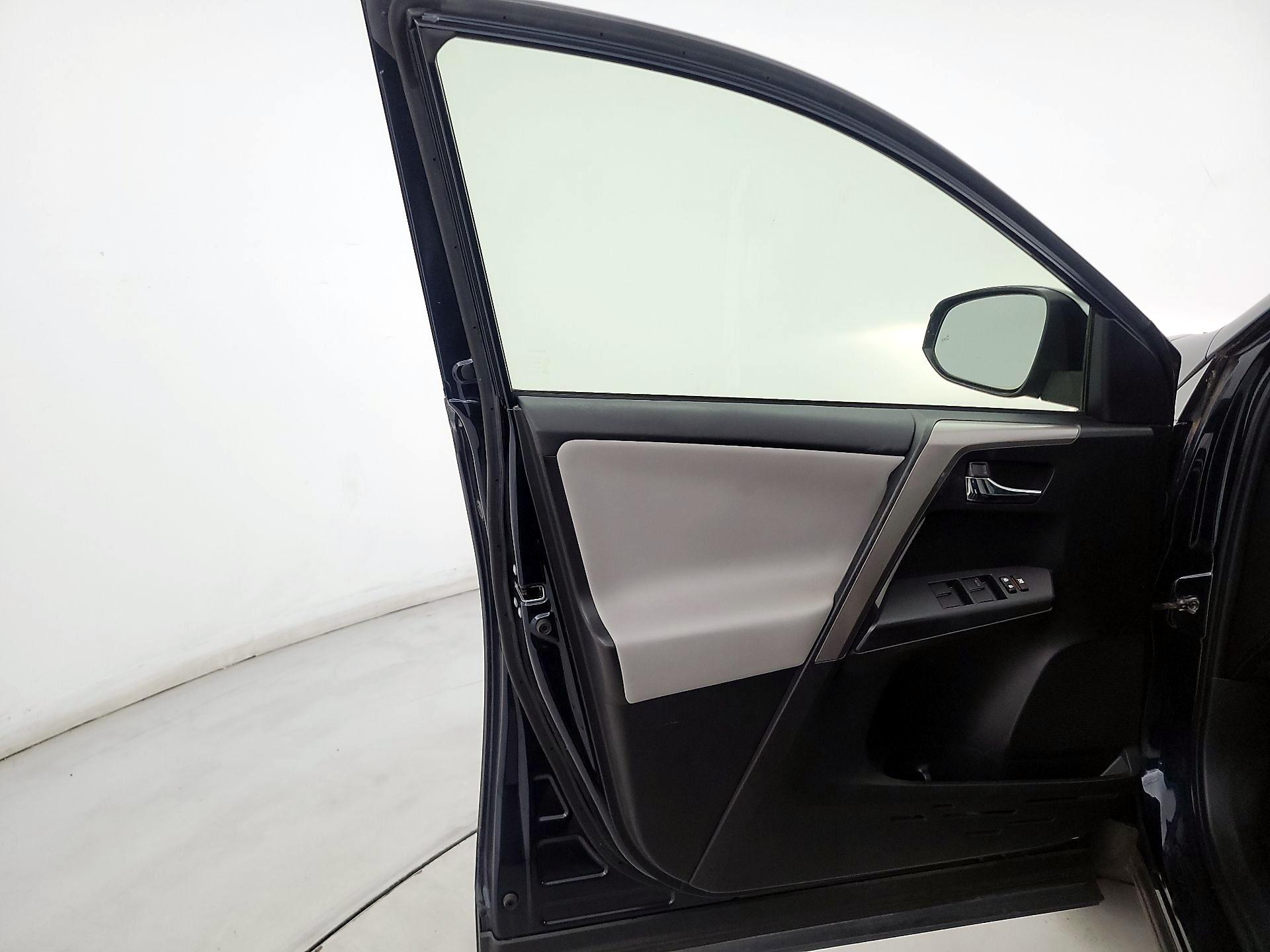 Thumbnail: 2018 Toyota RAV4 - 12