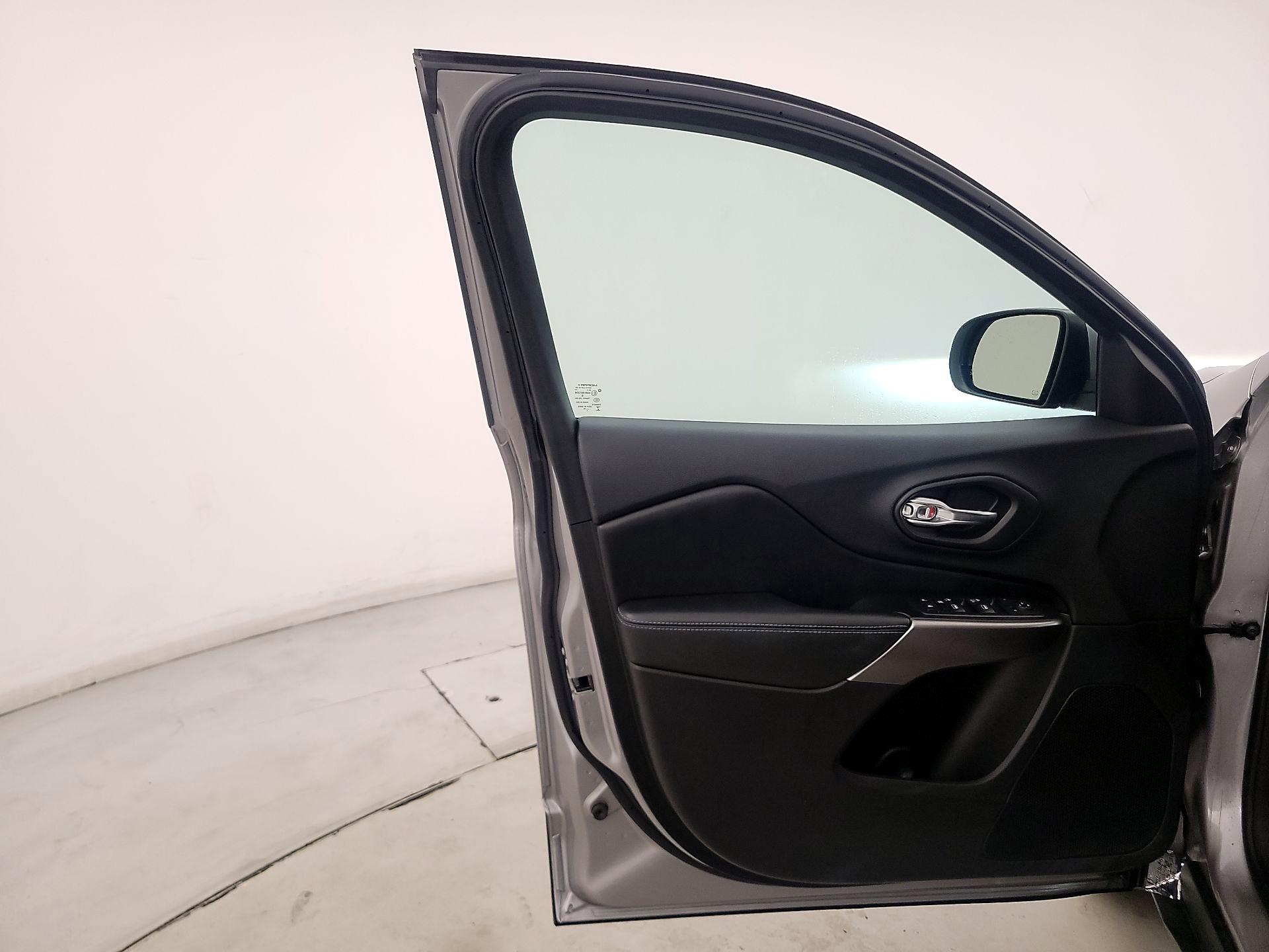 Thumbnail: 2020 Jeep Cherokee - 12