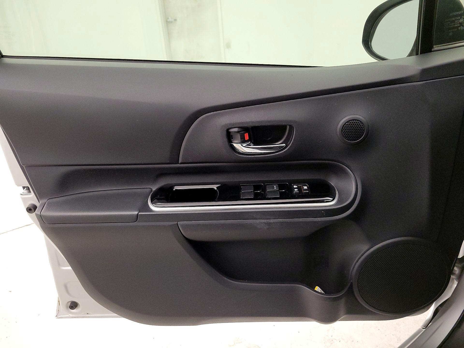 Thumbnail: 2015 Toyota Prius c - 12