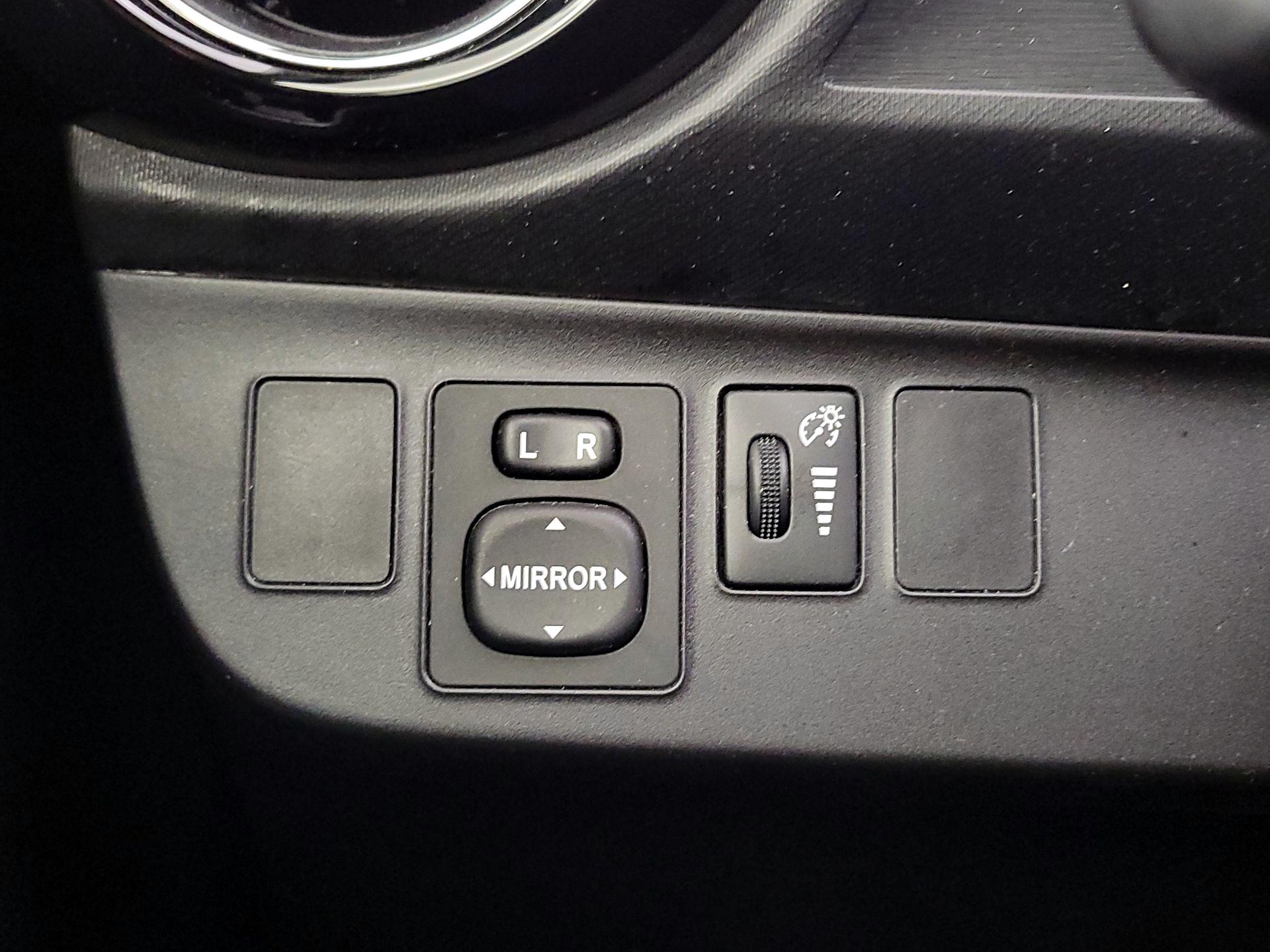 Thumbnail: 2015 Toyota Prius c - 13