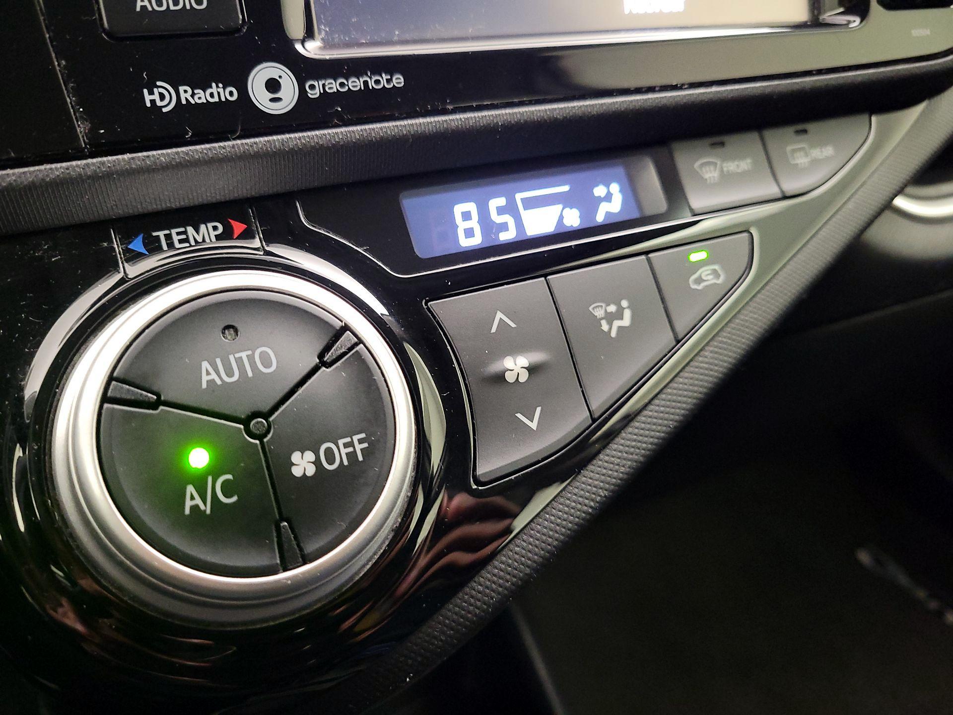 Thumbnail: 2015 Toyota Prius c - 15