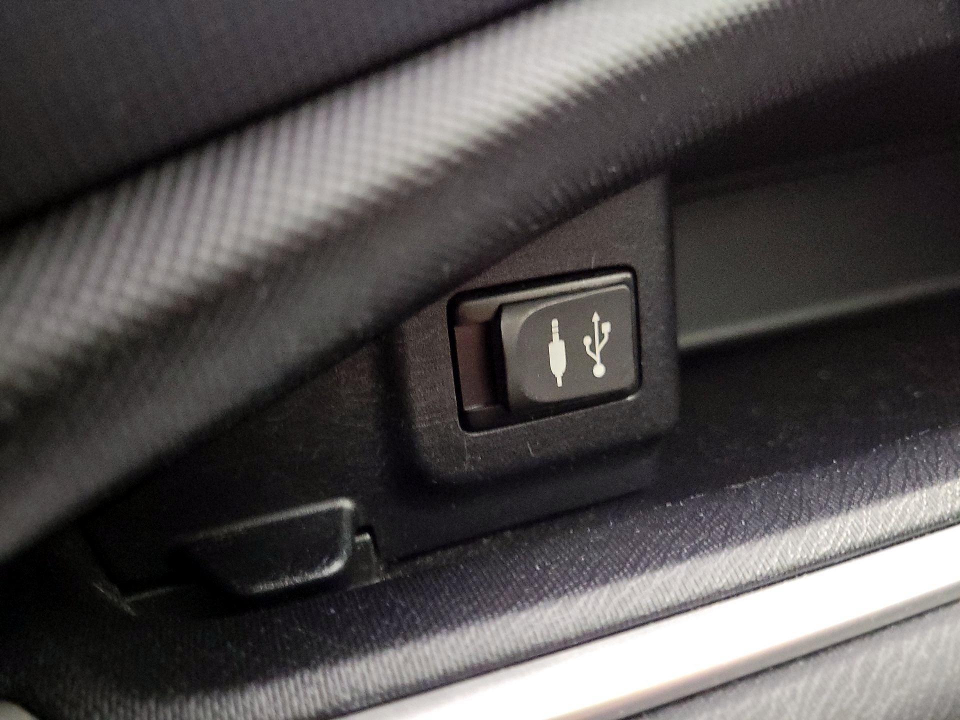 Thumbnail: 2015 Toyota Prius c - 17