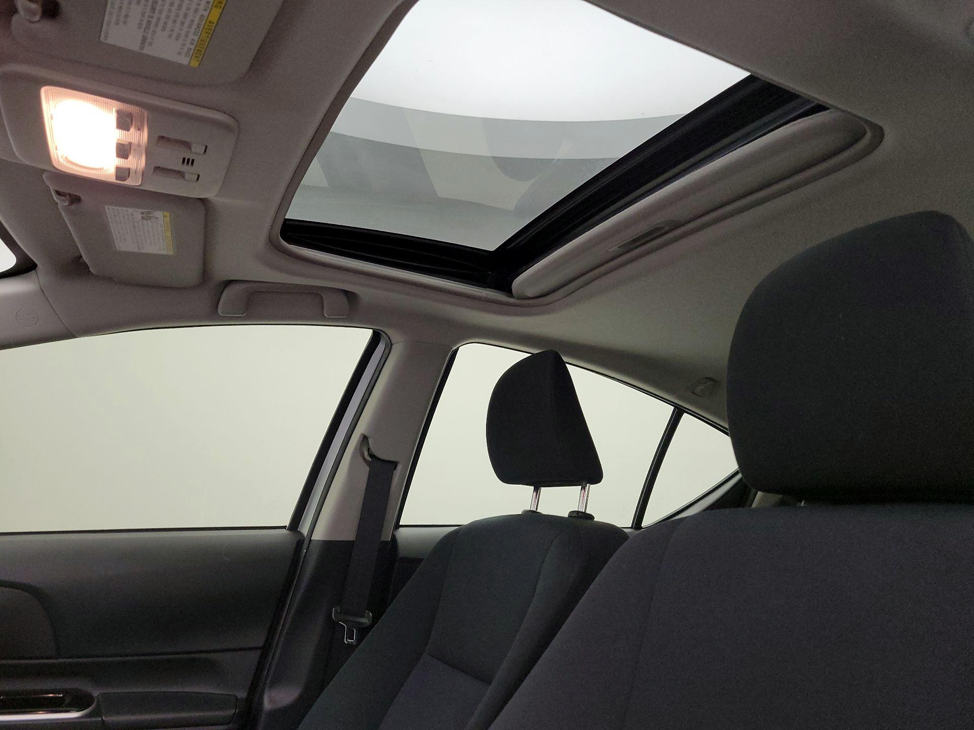 Thumbnail: 2015 Toyota Prius c - 18