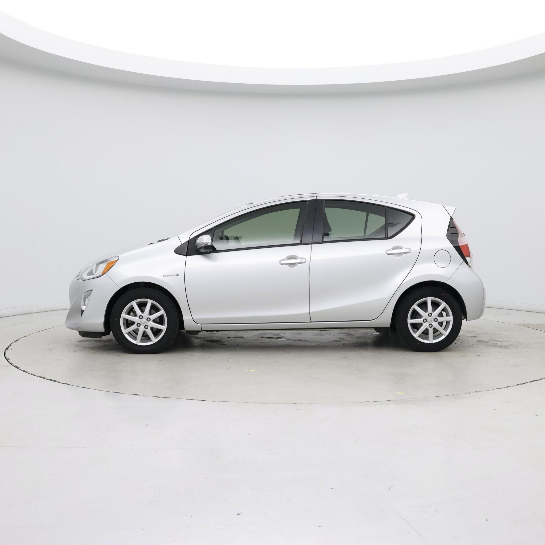 Thumbnail: 2015 Toyota Prius c - 3