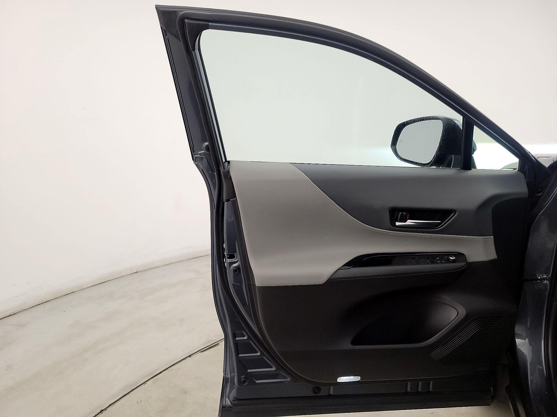 Thumbnail: 2023 Toyota Venza - 12