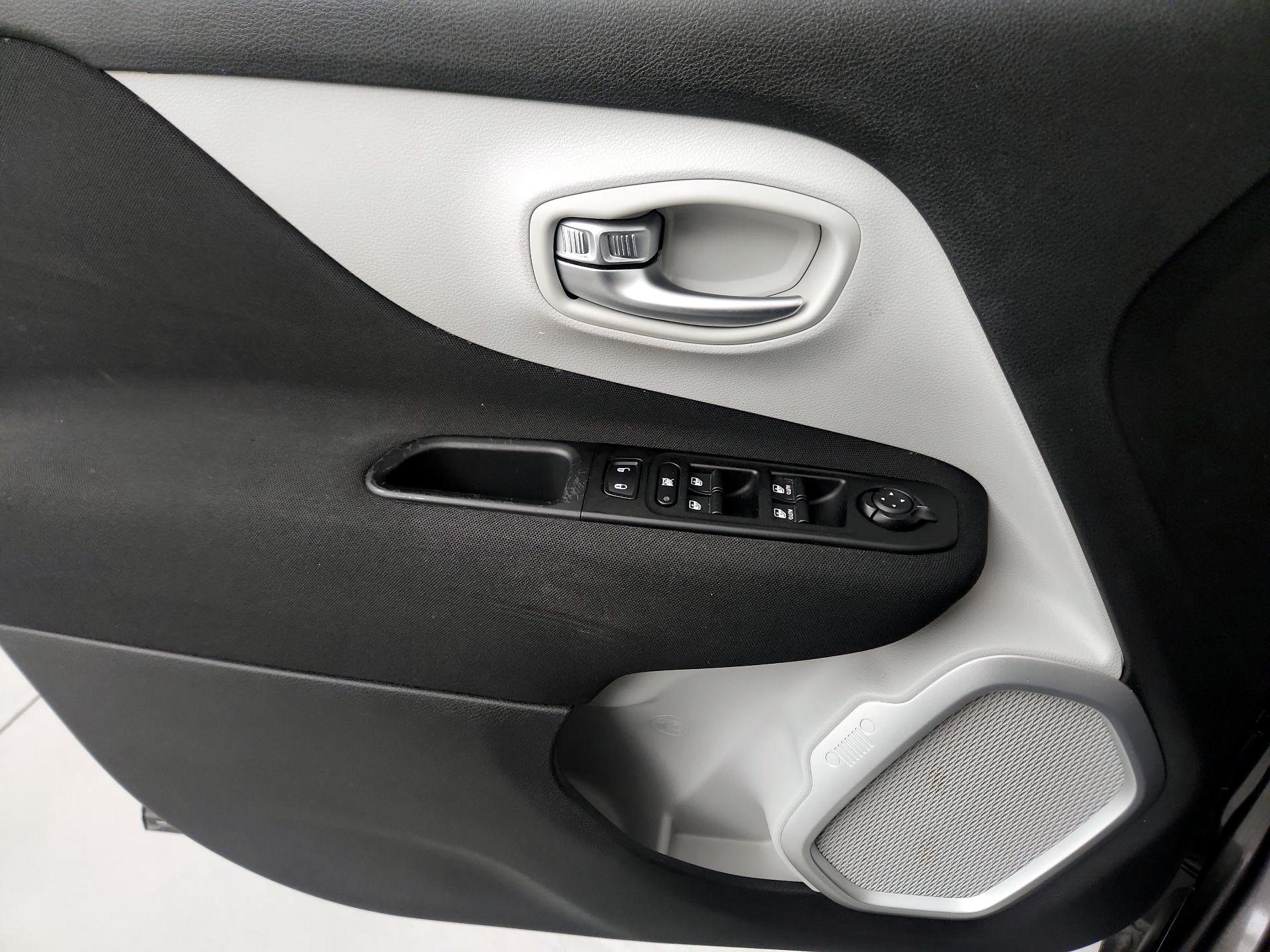 Thumbnail: 2020 Jeep Renegade - 10