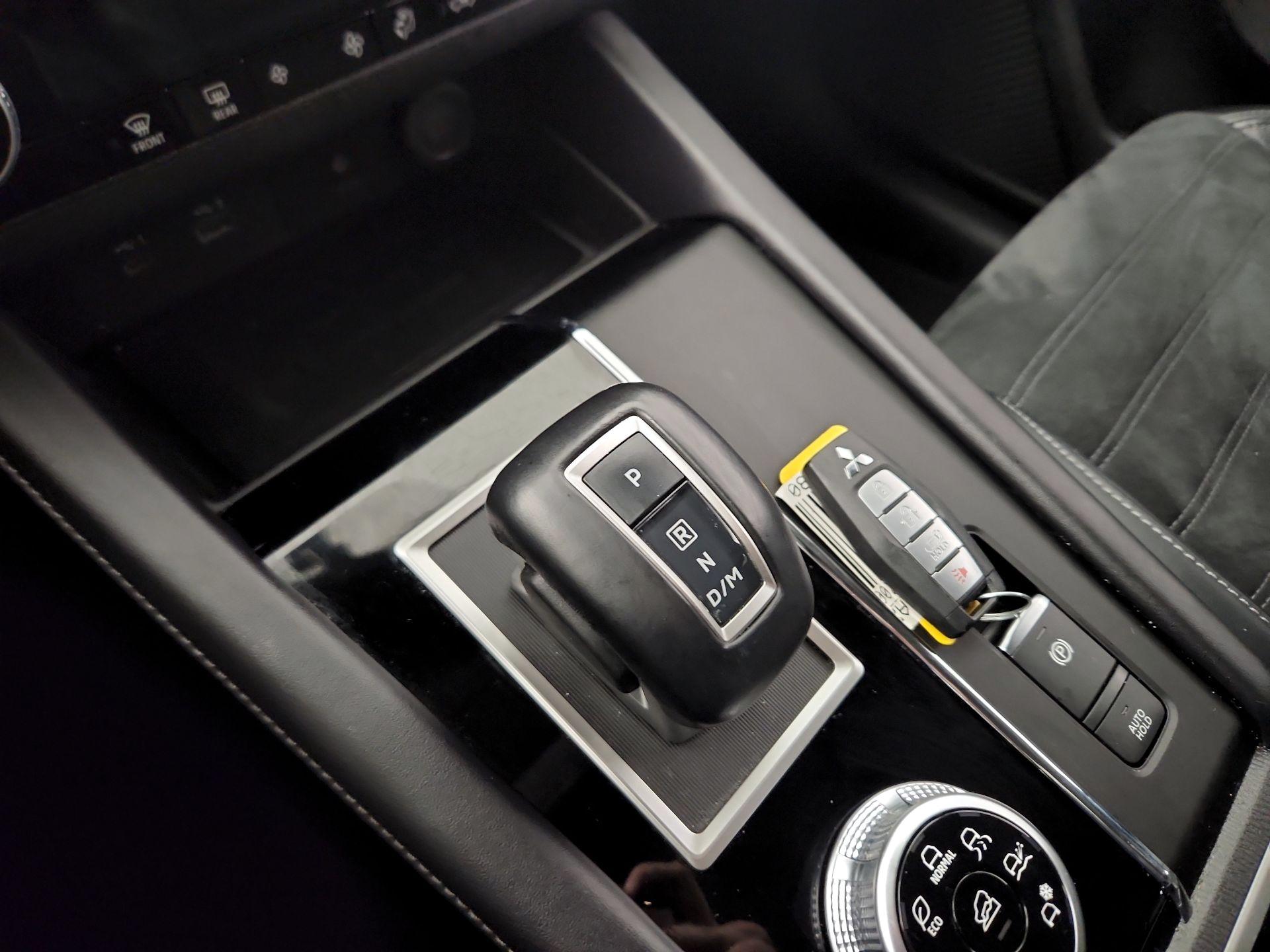 Thumbnail: 2024 Mitsubishi Outlander - 16