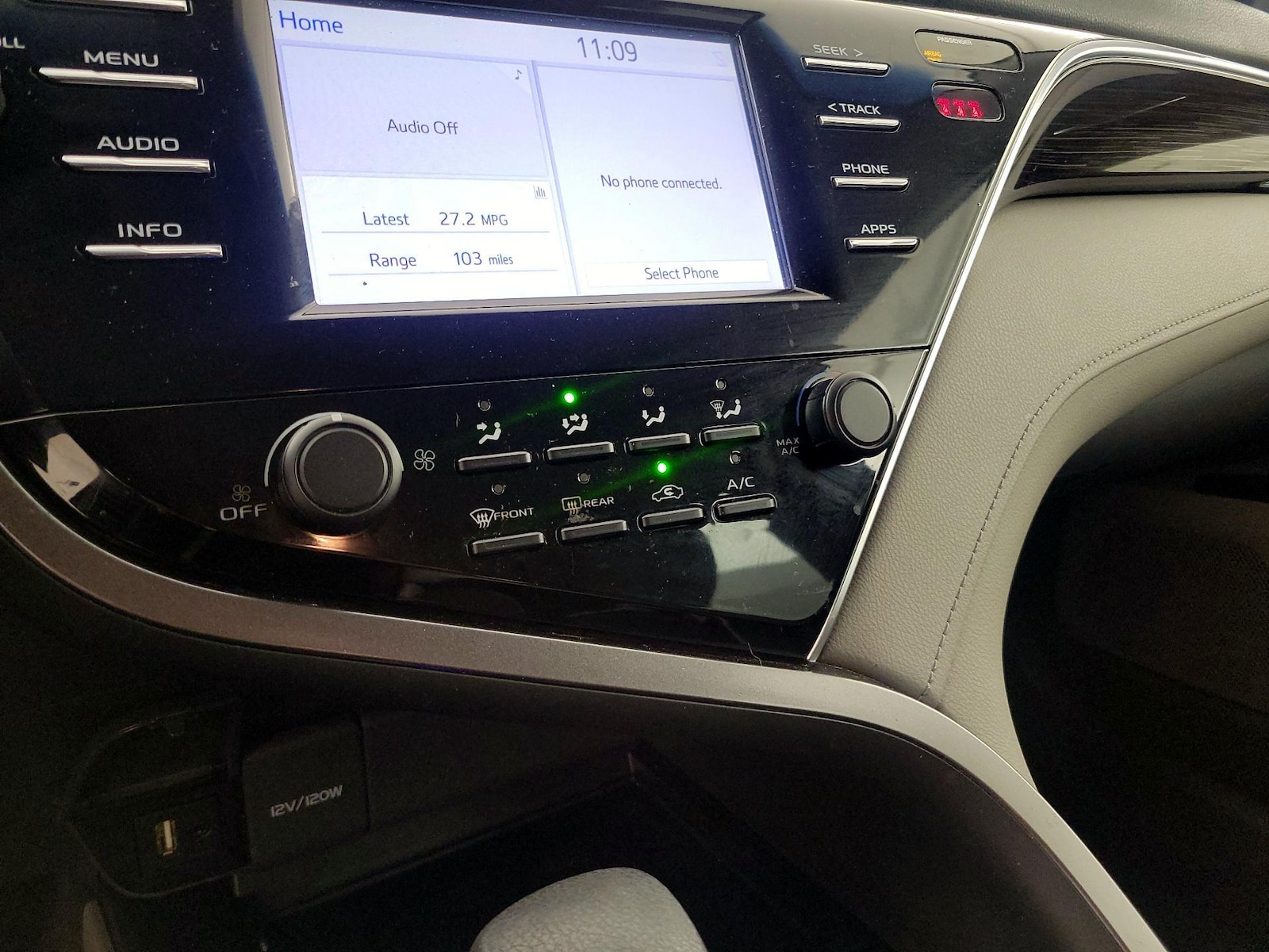 2018 Toyota Camry LE - Photo 17