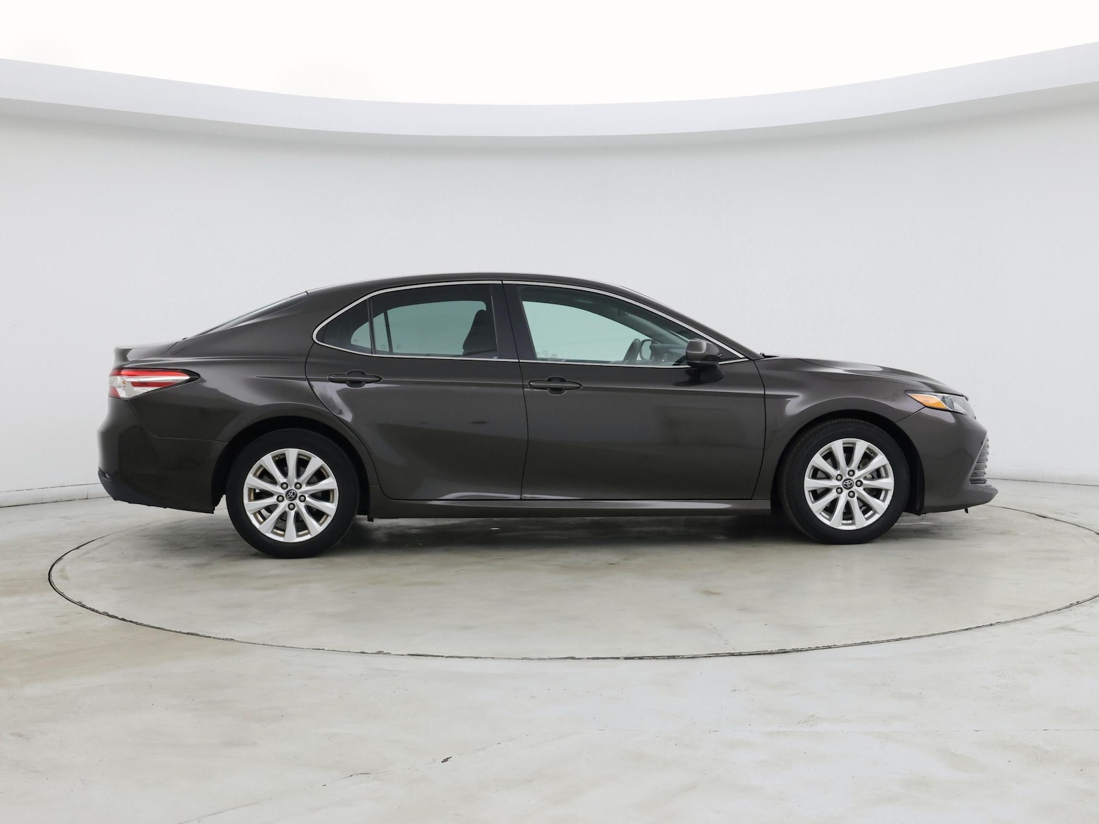 2018 Toyota Camry LE - Photo 8