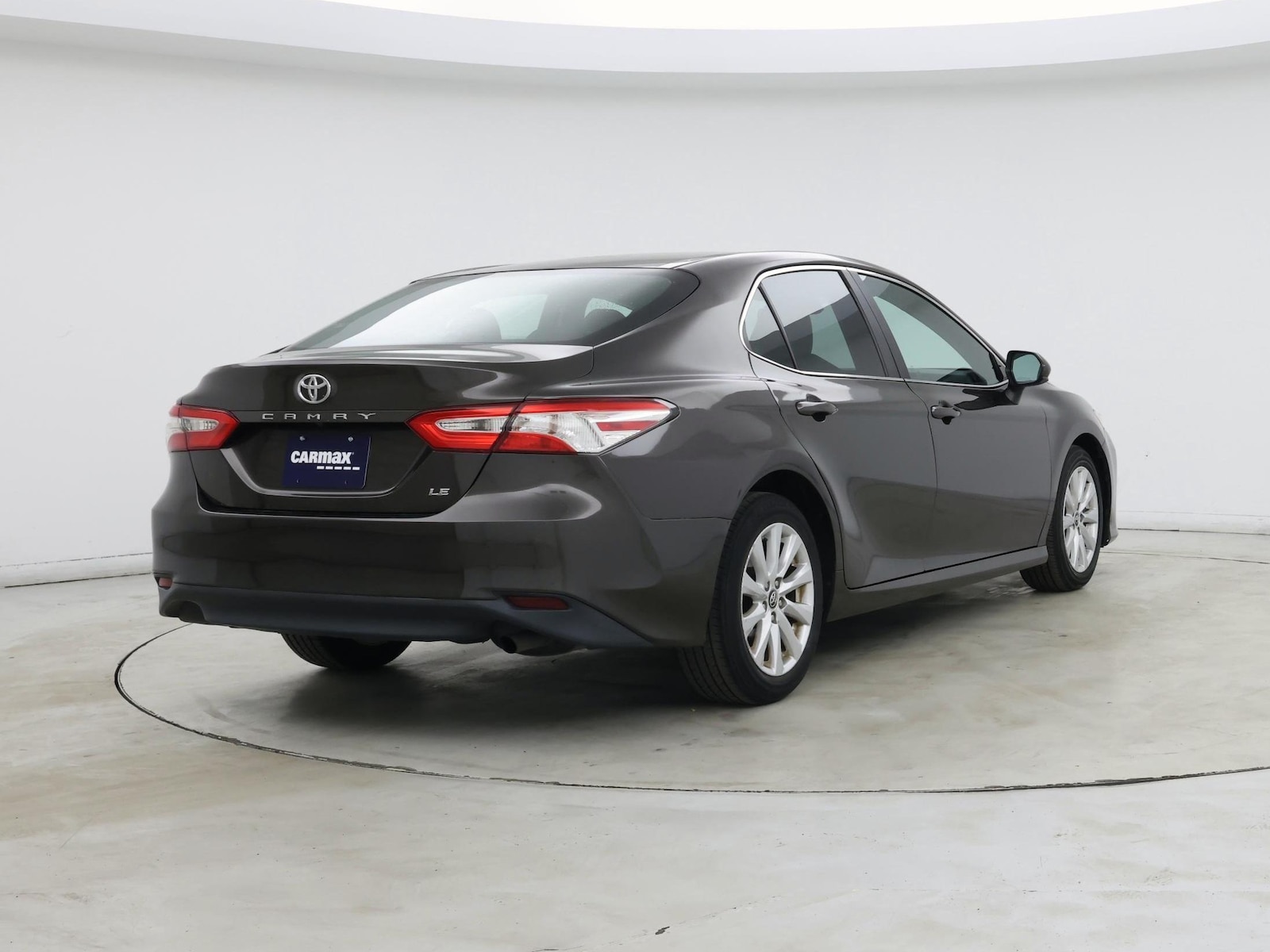 2018 Toyota Camry LE - Photo 9