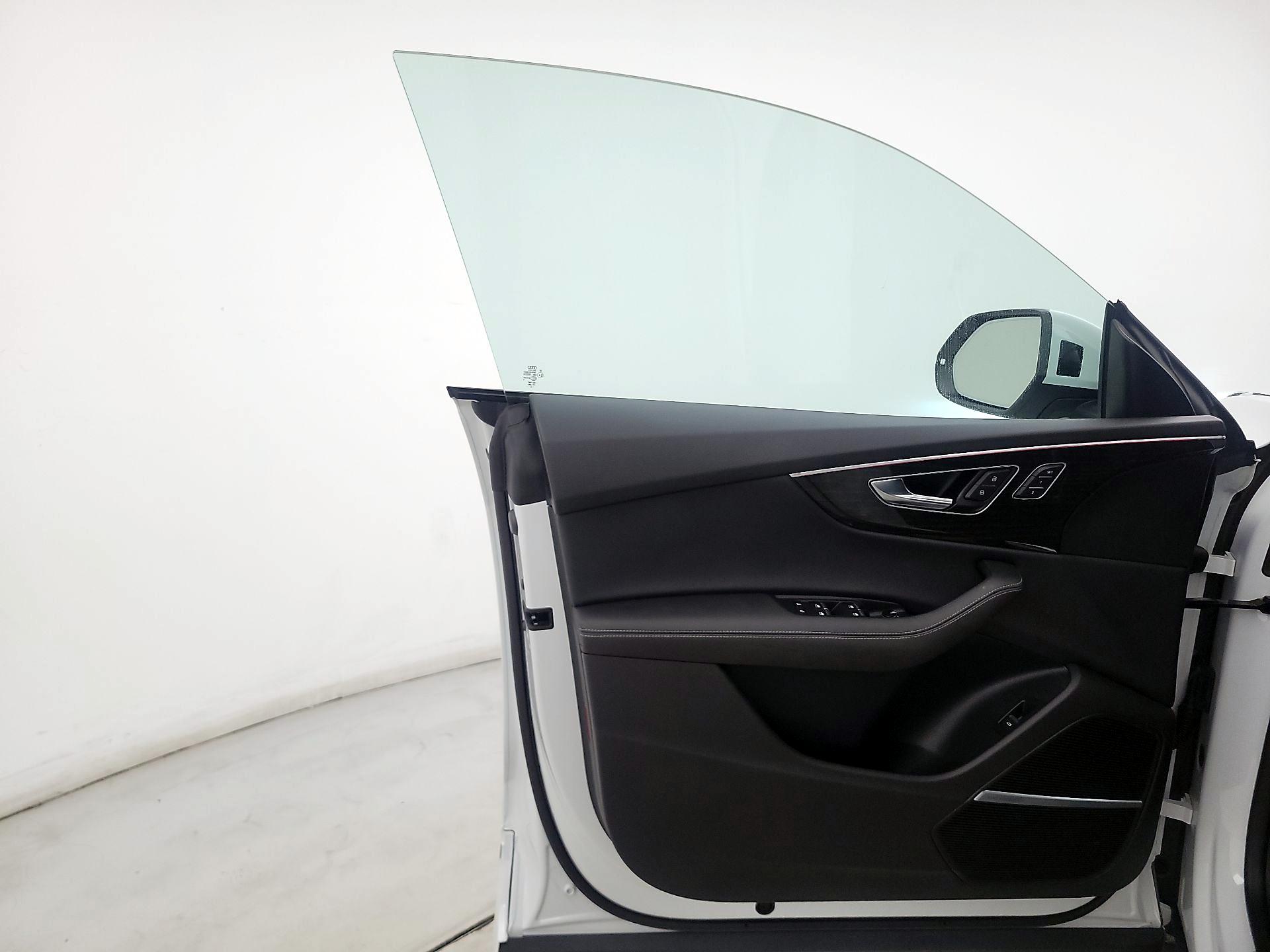 Thumbnail: 2025 Audi Q8 - 12