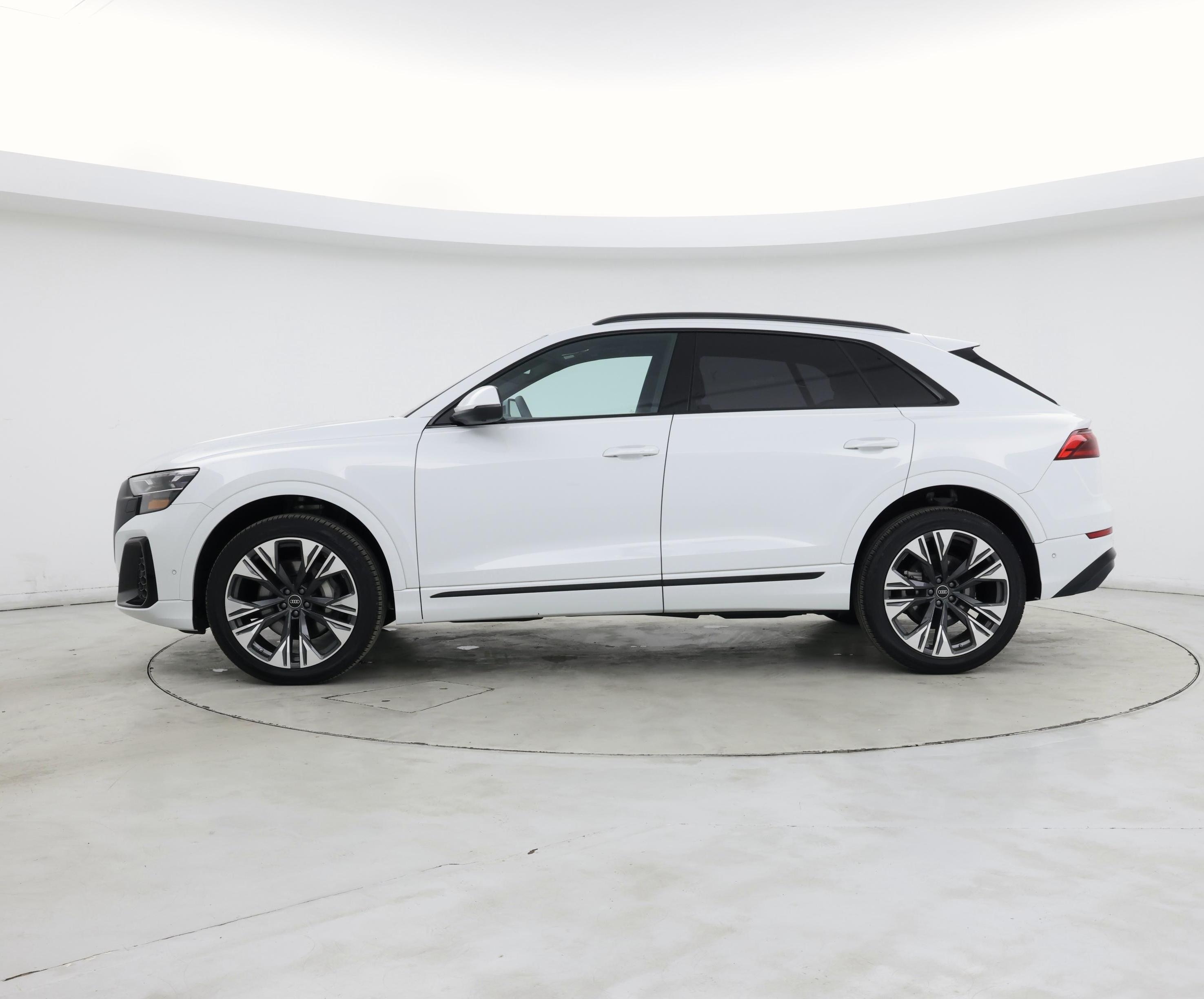 Thumbnail: 2025 Audi Q8 - 3