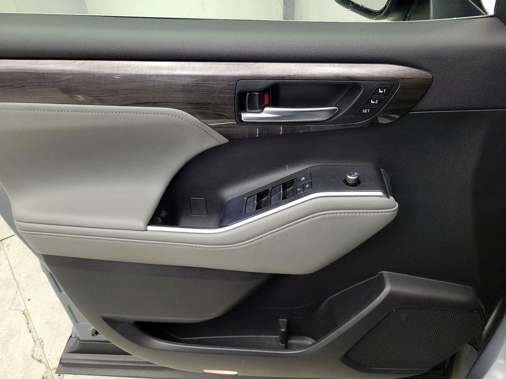 Thumbnail: 2020 Toyota Highlander - 12