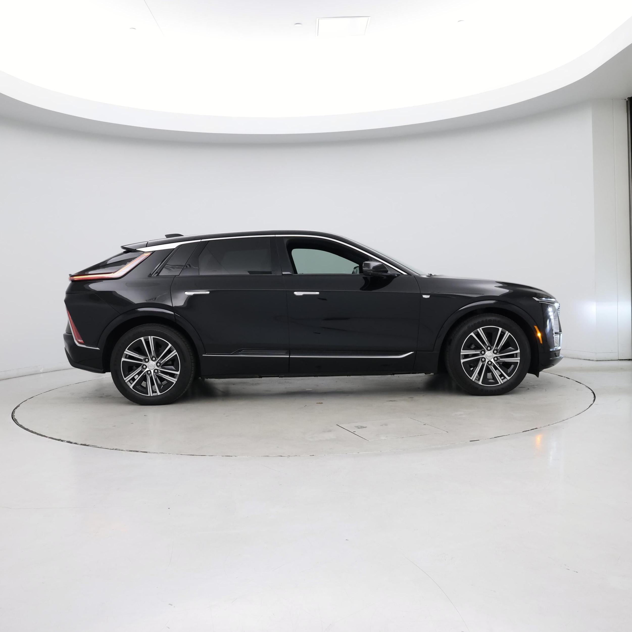 Thumbnail: 2023 Cadillac Lyriq - 7