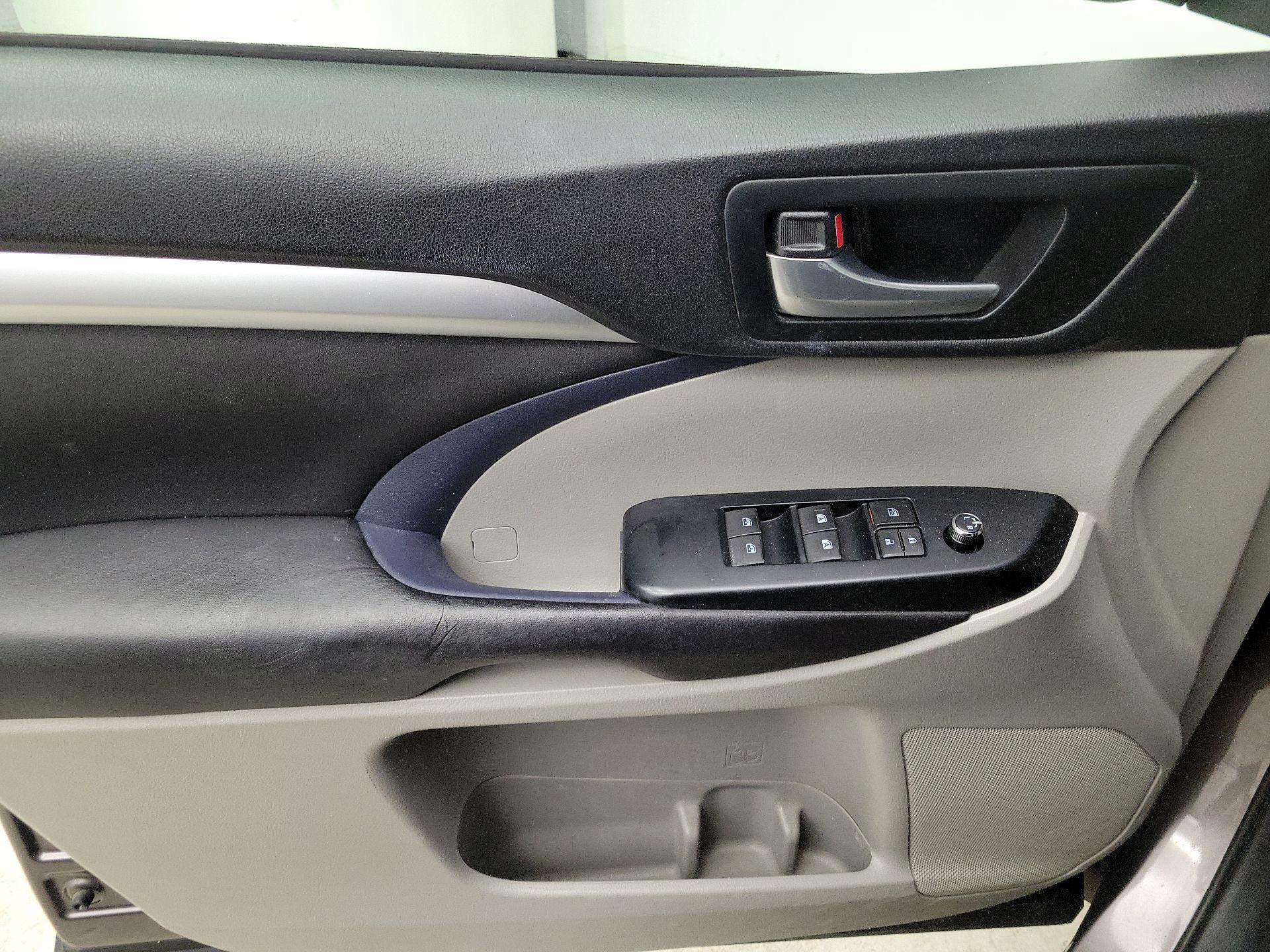 Thumbnail: 2016 Toyota Highlander - 12