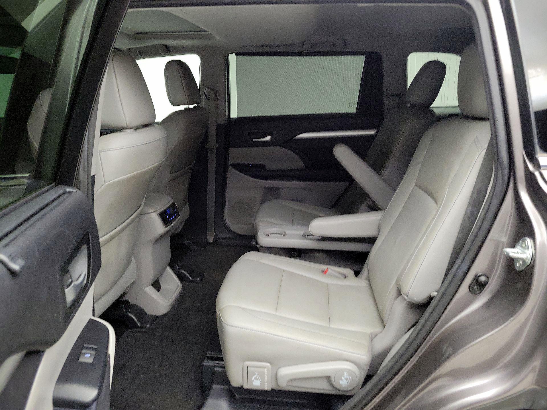 Thumbnail: 2016 Toyota Highlander - 20