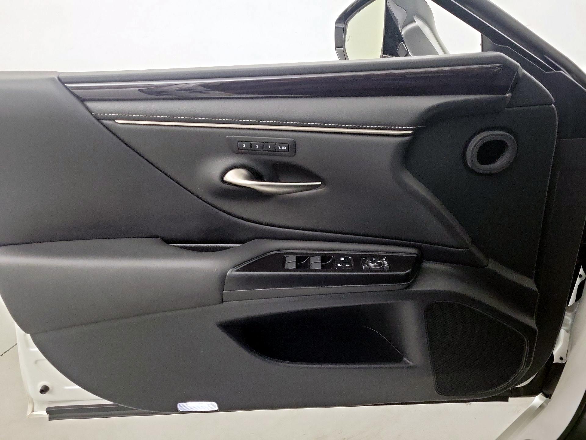 Thumbnail: 2020 Lexus ES - 10