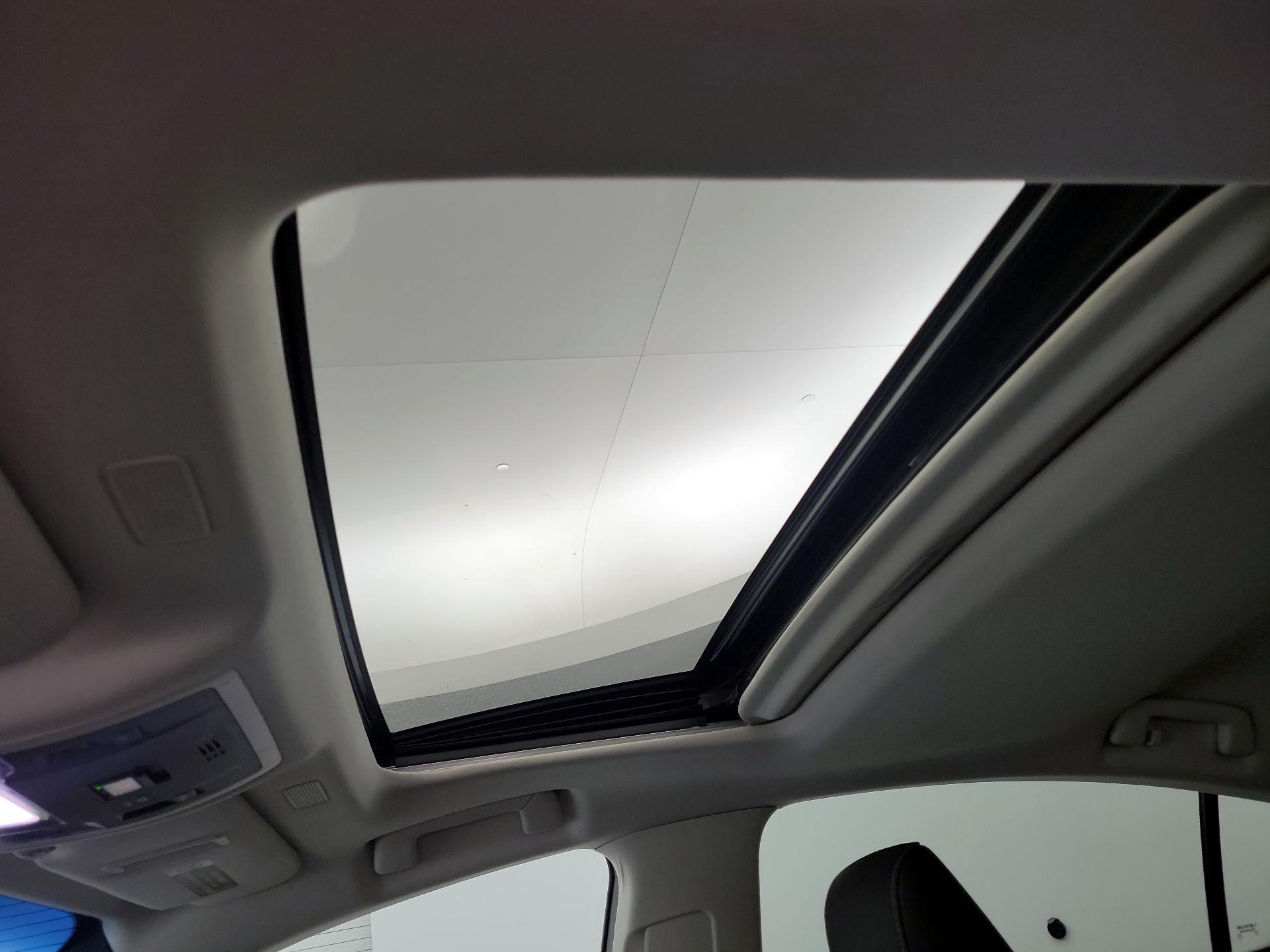 Thumbnail: 2020 Lexus ES - 16