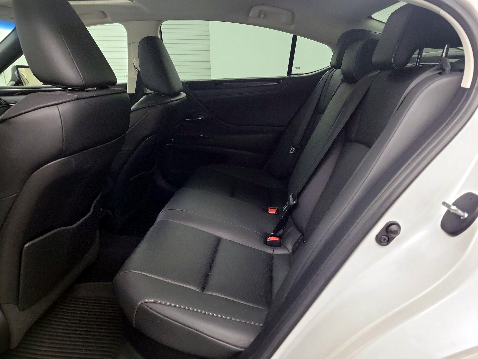 Thumbnail: 2020 Lexus ES - 17