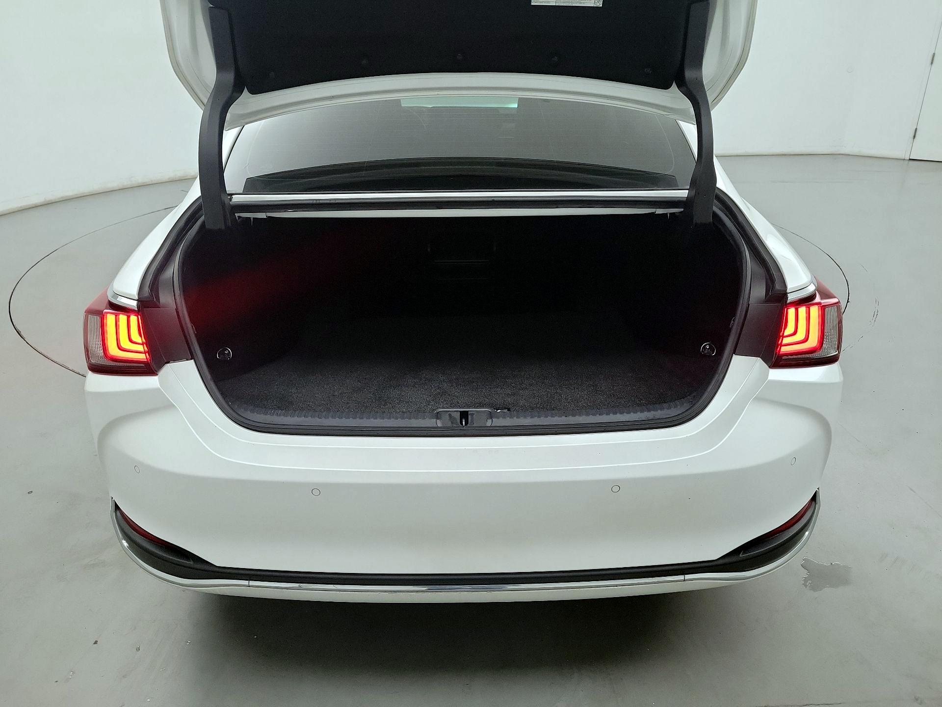 Thumbnail: 2020 Lexus ES - 18