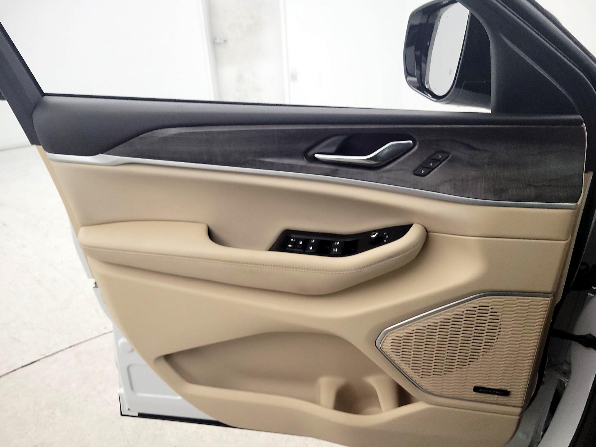 Thumbnail: 2024 Jeep Grand Cherokee - 12