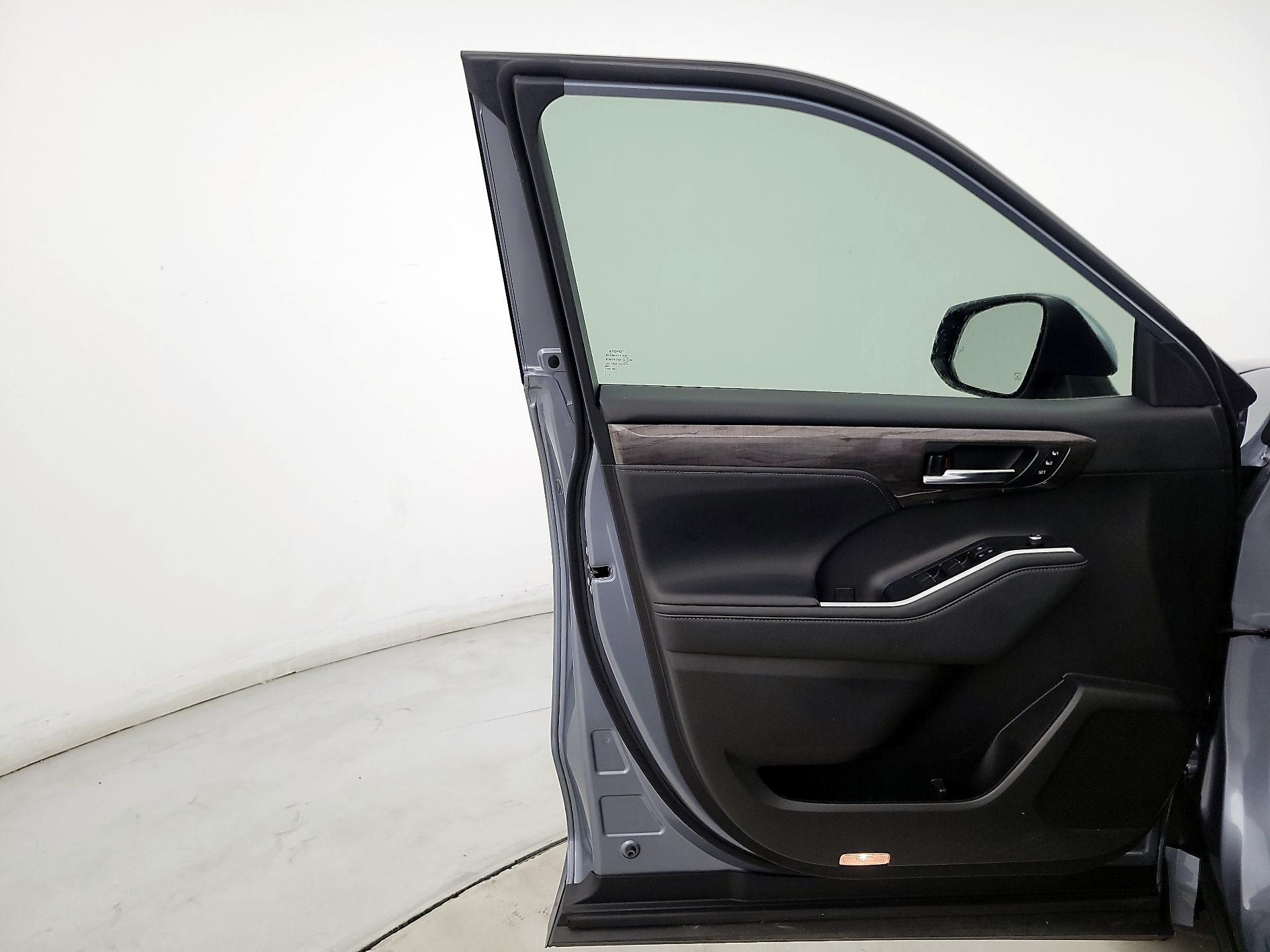 Thumbnail: 2021 Toyota Highlander - 12