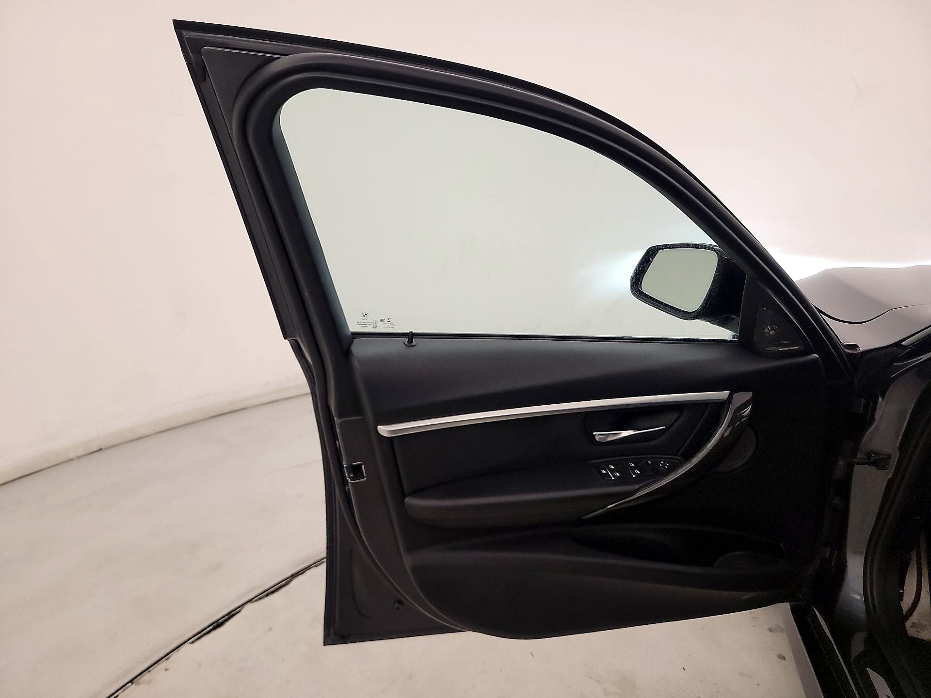 Thumbnail: 2017 BMW 3 Series - 12