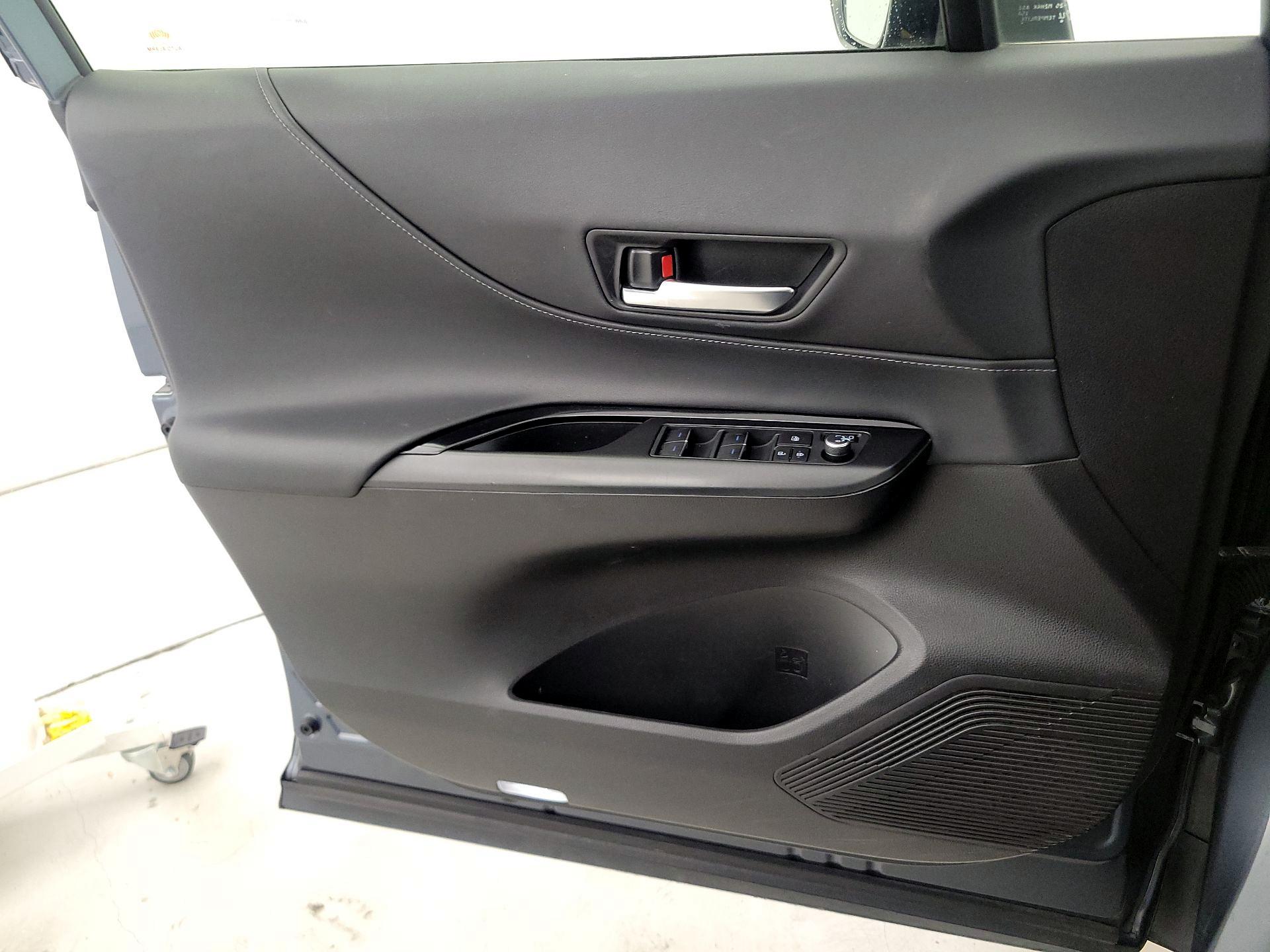 Thumbnail: 2021 Toyota Venza - 12