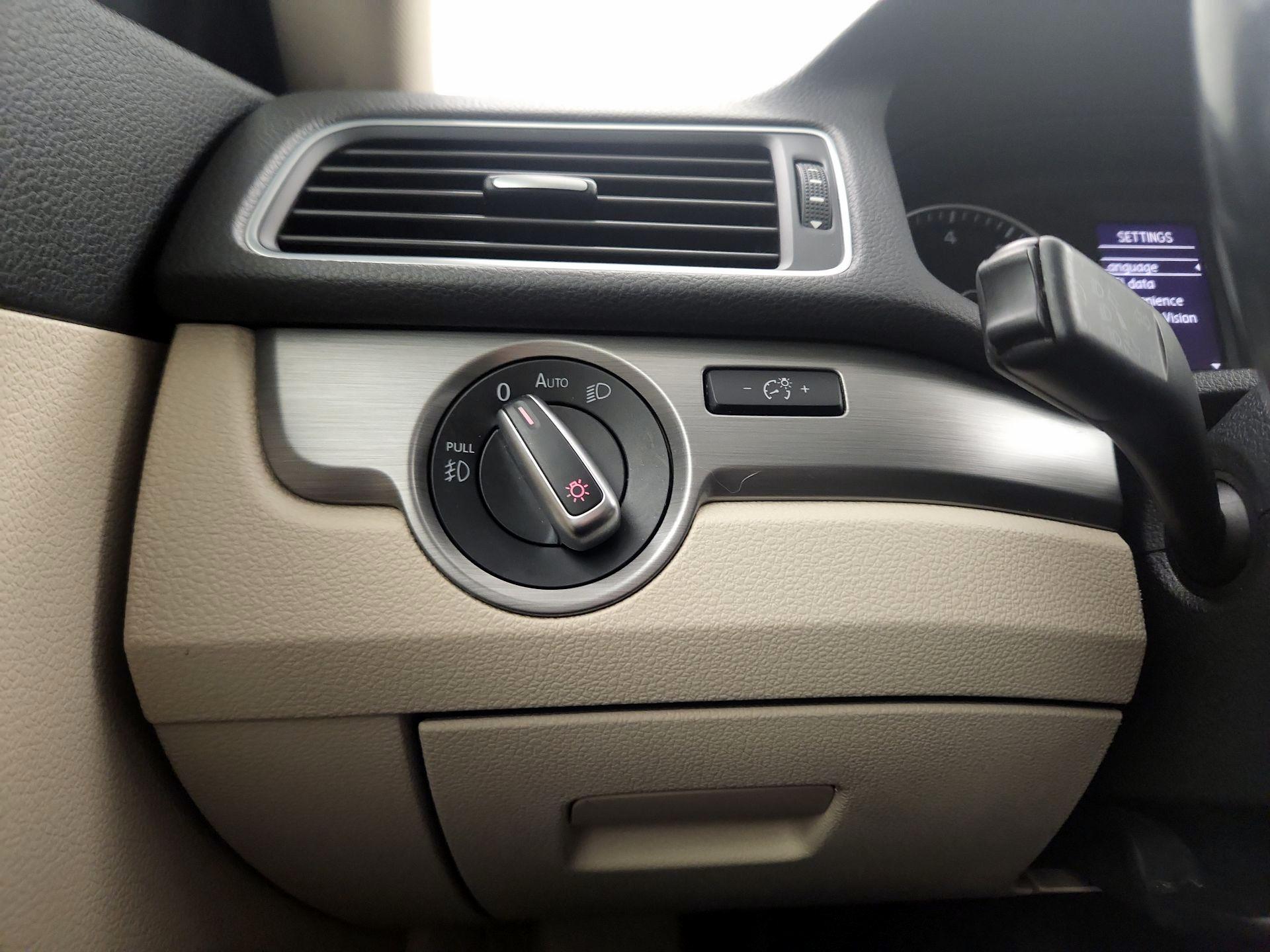 Thumbnail: 2015 Volkswagen Passat - 11