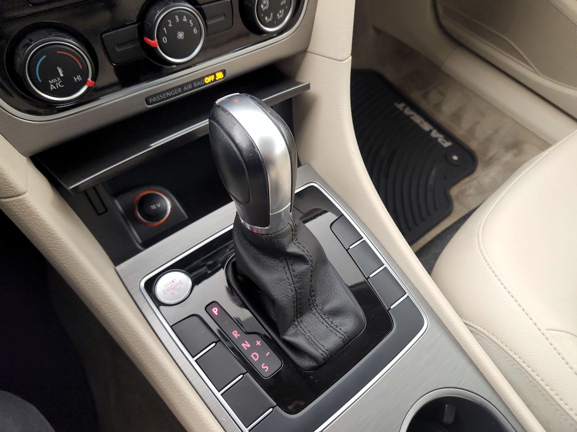 Thumbnail: 2015 Volkswagen Passat - 16