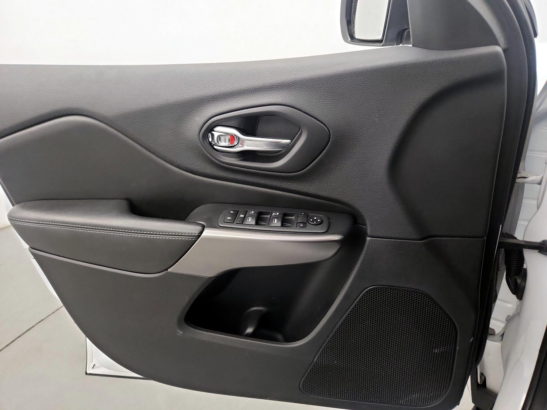 Thumbnail: 2020 Jeep Cherokee - 10